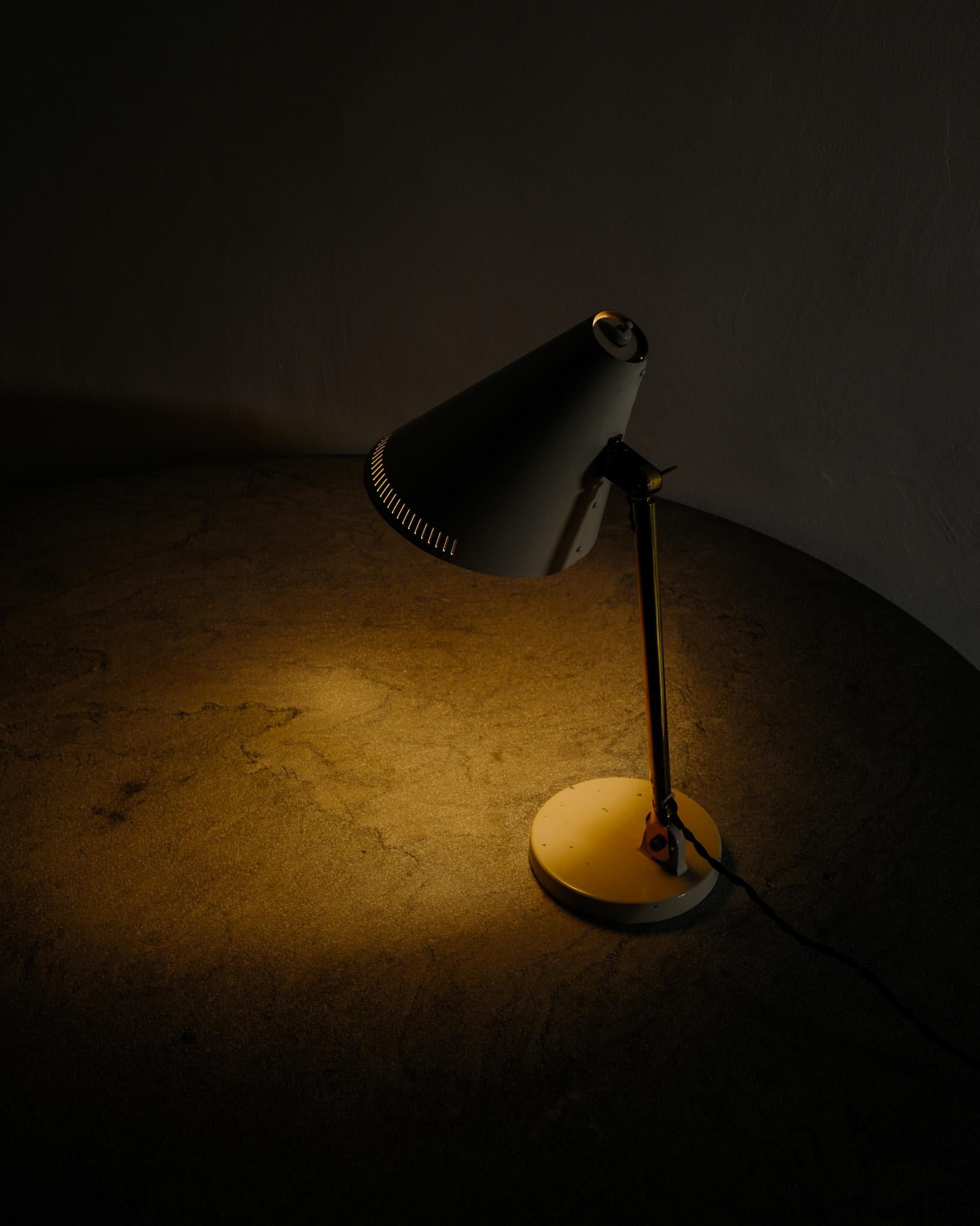 Finnish Mid Century Paavo Tynell 9222 Desk Table Lamp Produced by Taito, 1940s Bon état - En vente à Stockholm, SE