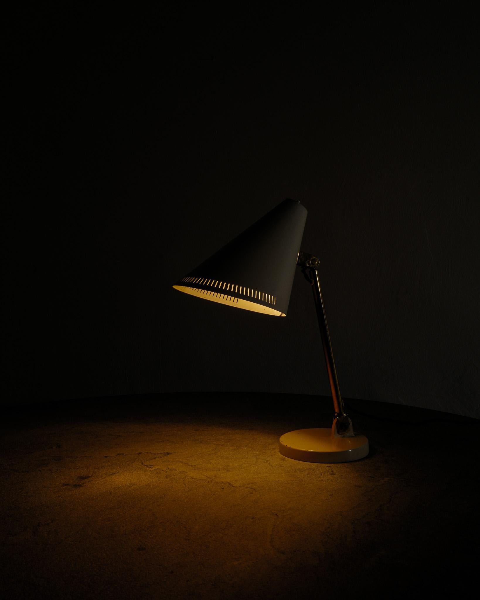 Milieu du XXe siècle Finnish Mid Century Paavo Tynell 9222 Desk Table Lamp Produced by Taito, 1940s en vente