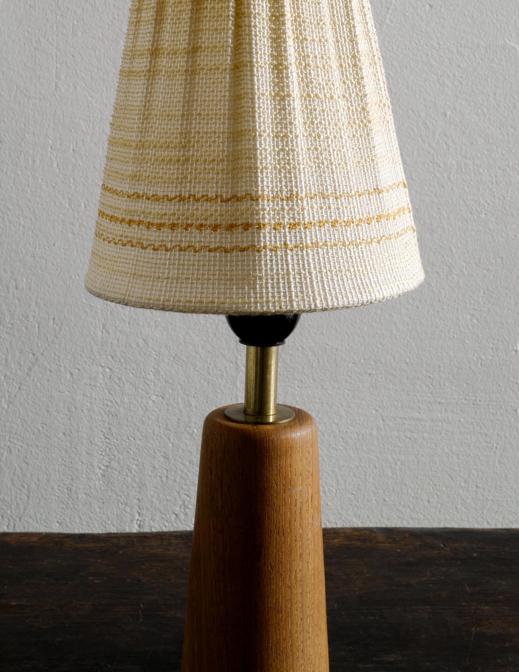 Finnish Mid-Century Table Lamp in Teak by Lisa Johansson-Pape, Finland, ca 1950s In Good Condition In Stockholm, SE