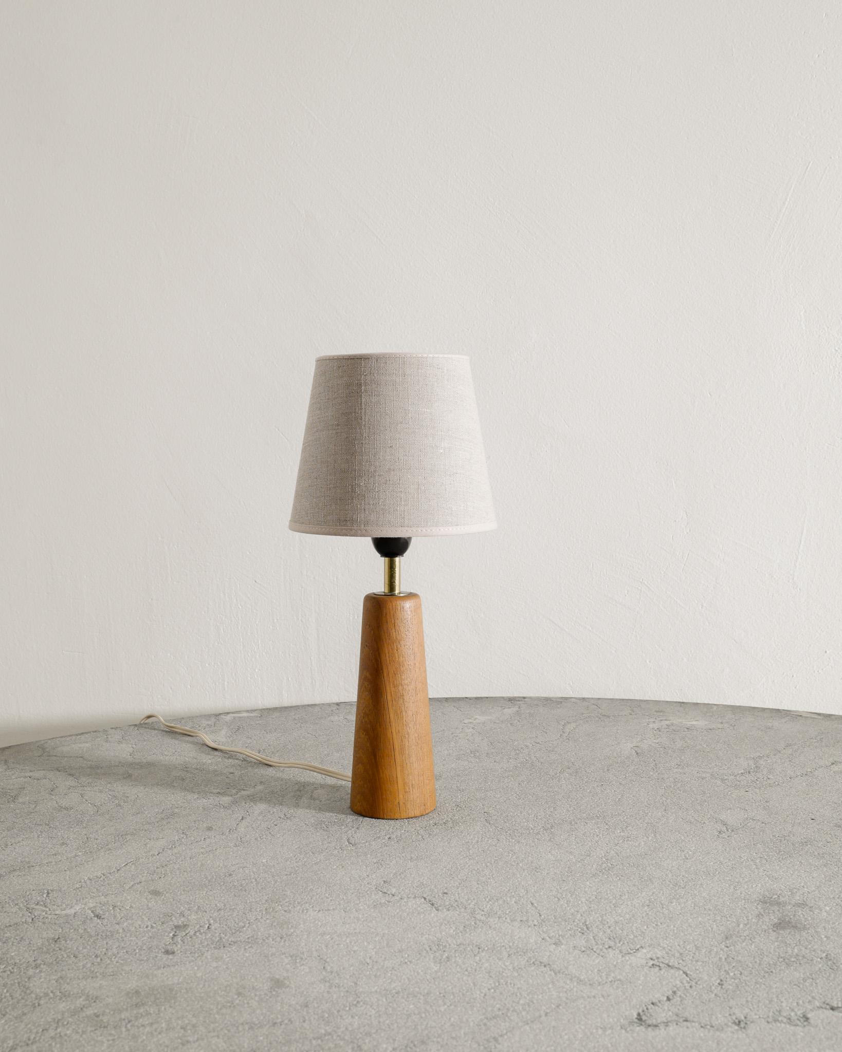 Scandinavo moderno Lampada finlandese di metà secolo in legno di teak attribuita a Lisa Johansson-Papé, anni '40 in vendita