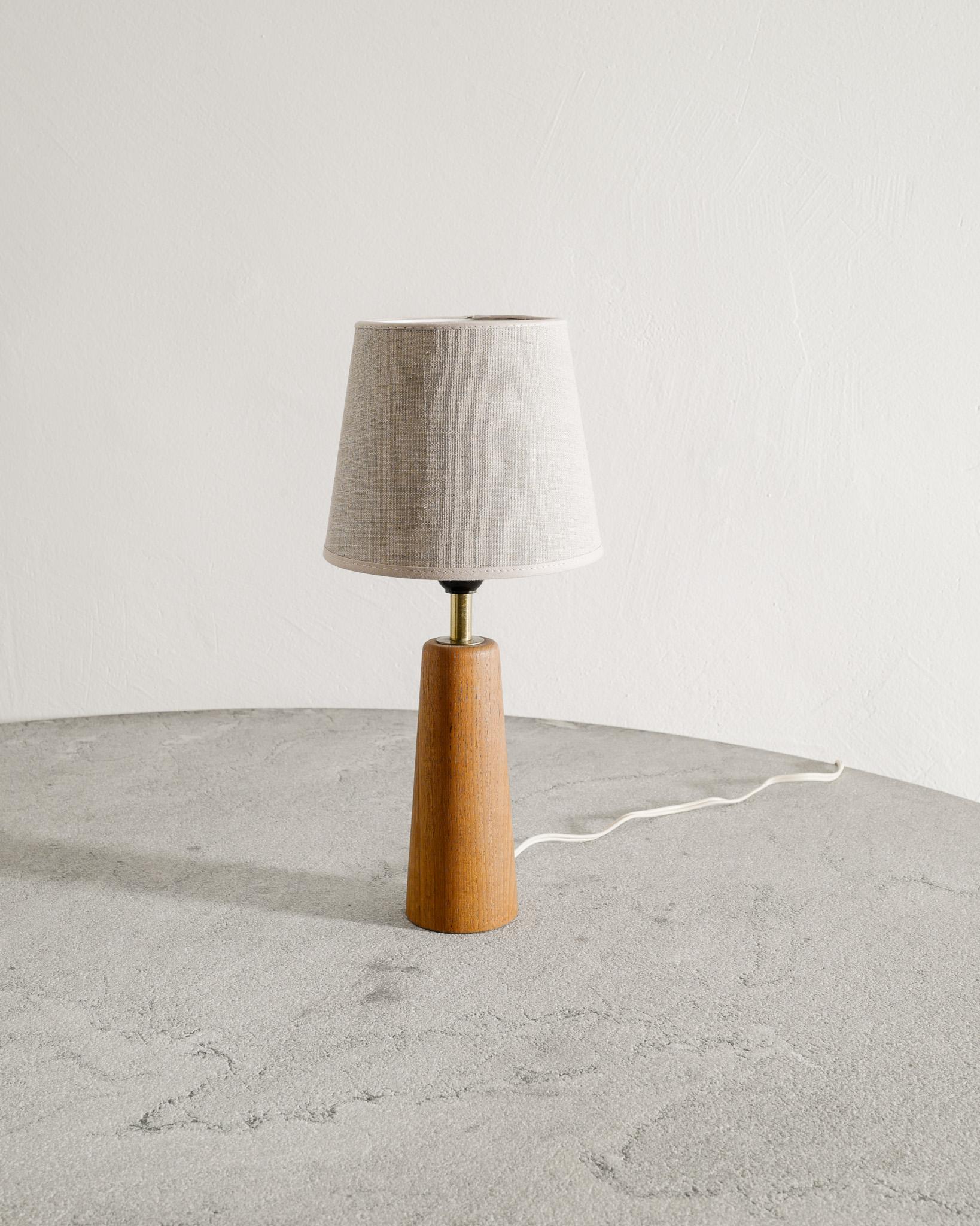 Lampada finlandese di metà secolo in legno di teak attribuita a Lisa Johansson-Papé, anni '40 In condizioni buone in vendita a Stockholm, SE