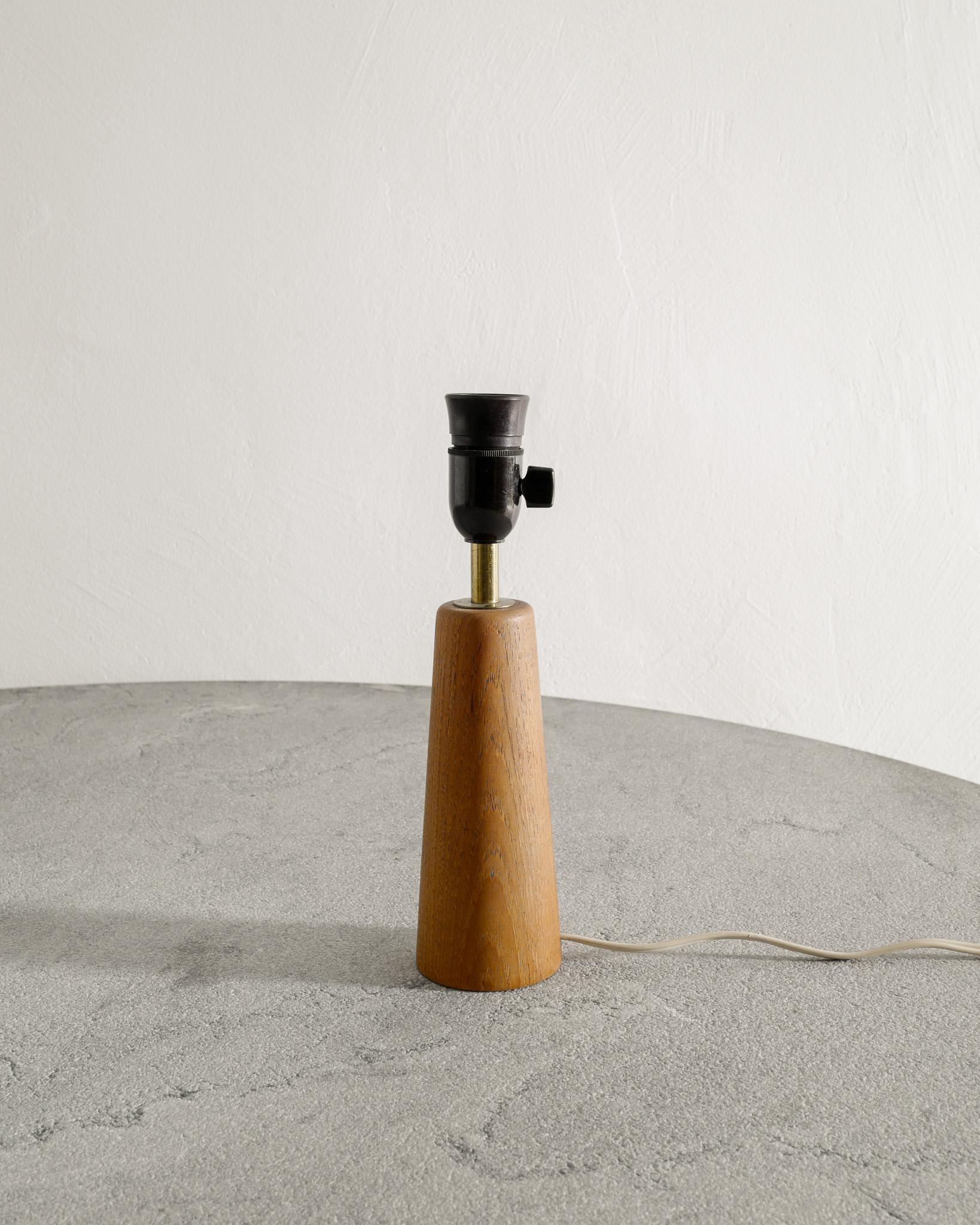 Metà XX secolo Lampada finlandese di metà secolo in legno di teak attribuita a Lisa Johansson-Papé, anni '40 in vendita