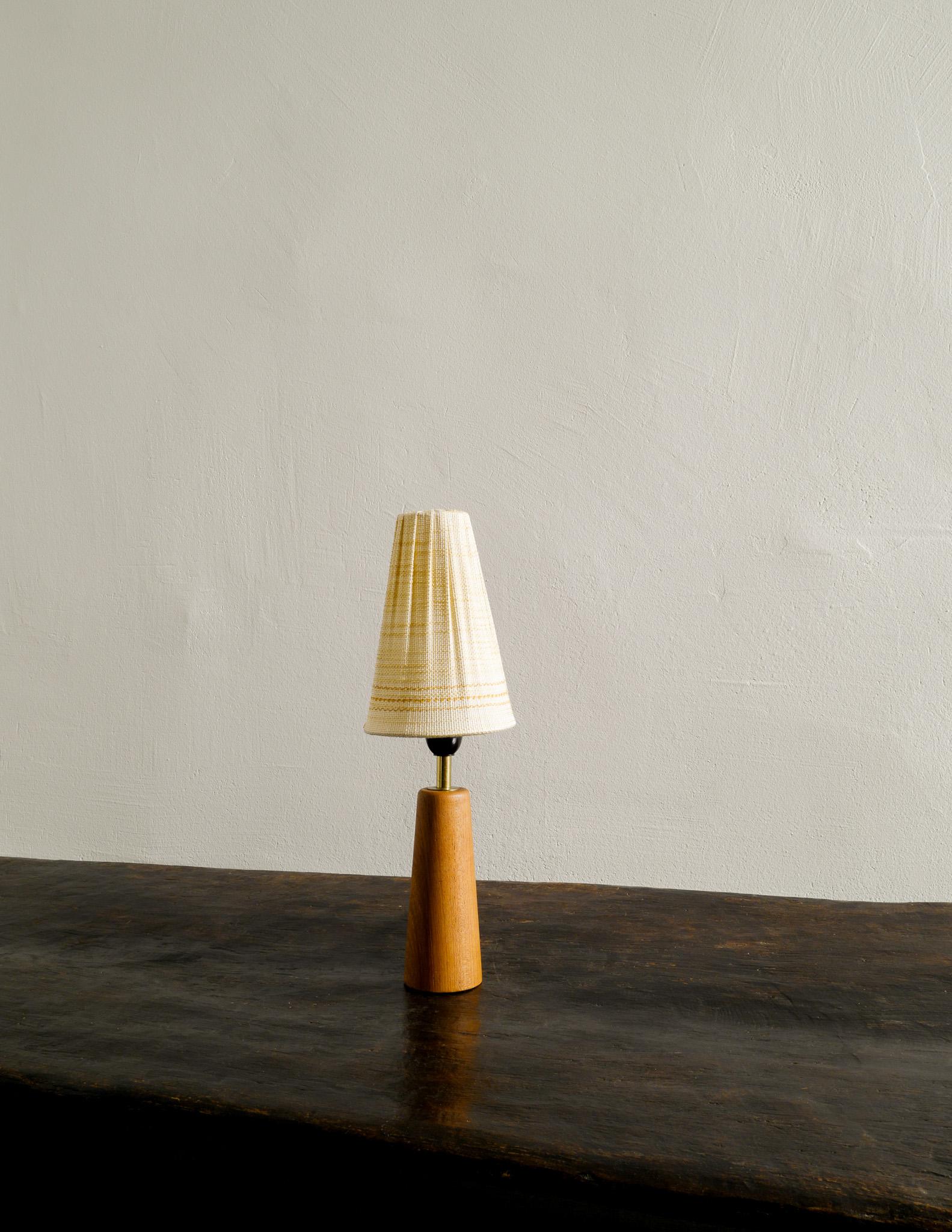 Rare Finnish mid century lamp in teak with original textile fabric shade. Produced in the 1970s and similar in style to Lisa Papé Johansson design. Shade is included. 

Dimensions (including shade): H: 45 cm W/D: 14 cm