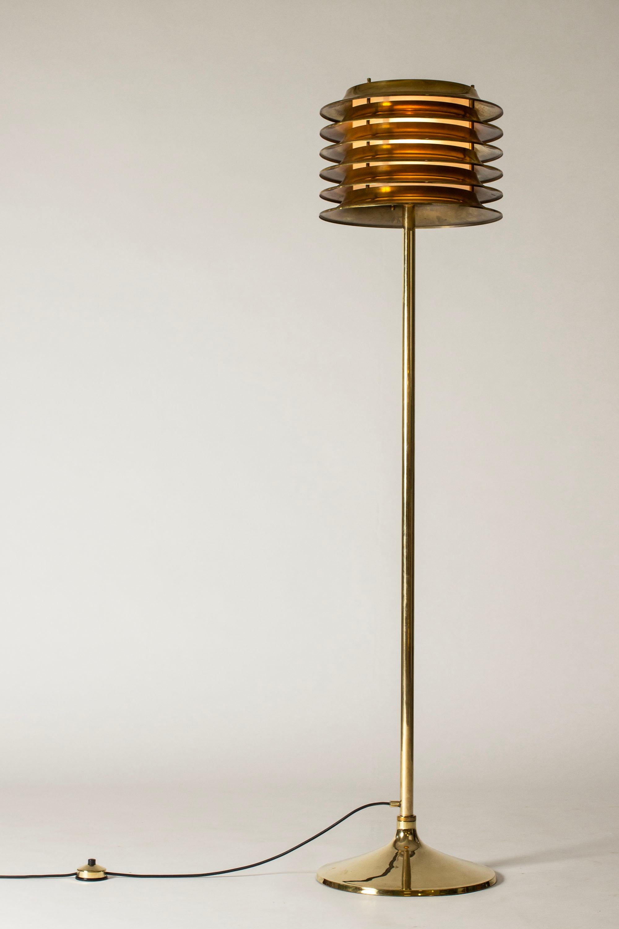 Lampadaire en laiton très cool de Kai Ruokonen, avec un grand abat-jour en lamelles. La lumière émise est belle et chaude lorsqu'elle est allumée. Interrupteur de lampadaire en laiton assorti.