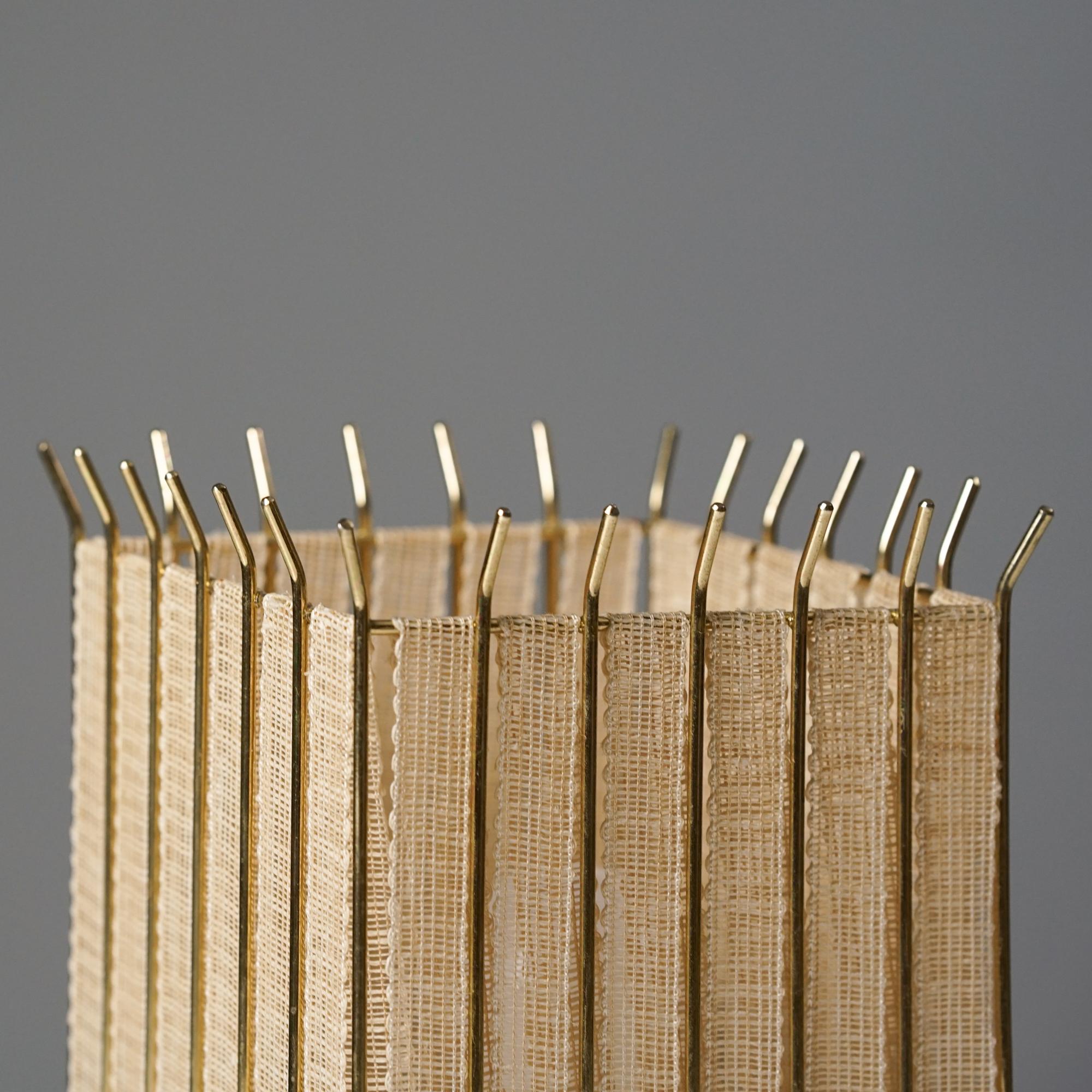 Laiton Lampe de table minimaliste finlandaise, années 1950  en vente