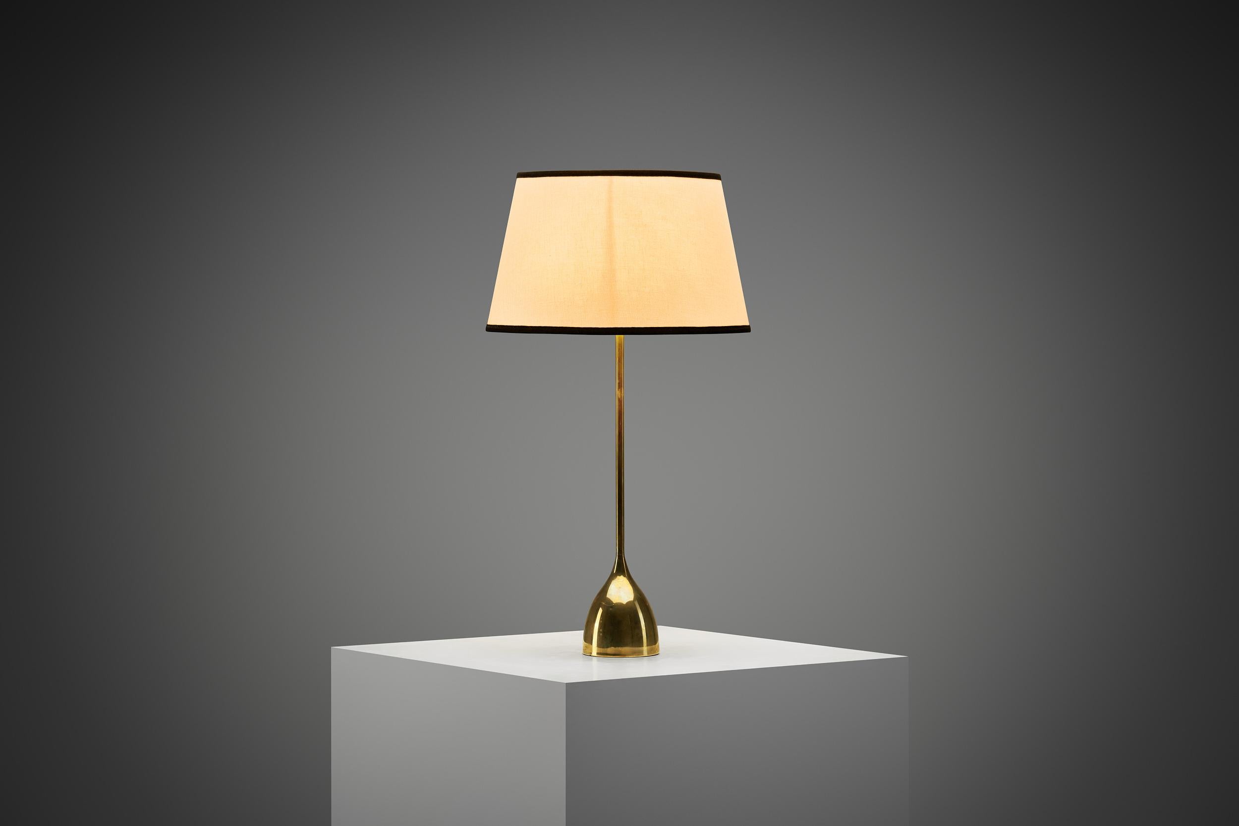 Dans les années 1950, la Finlande s'est imposée comme une force d'innovation en matière de design. Les meilleures qualités des luminaires finlandais sont leur brillance atmosphérique et leur design discipliné et fonctionnaliste qui ne manque pas