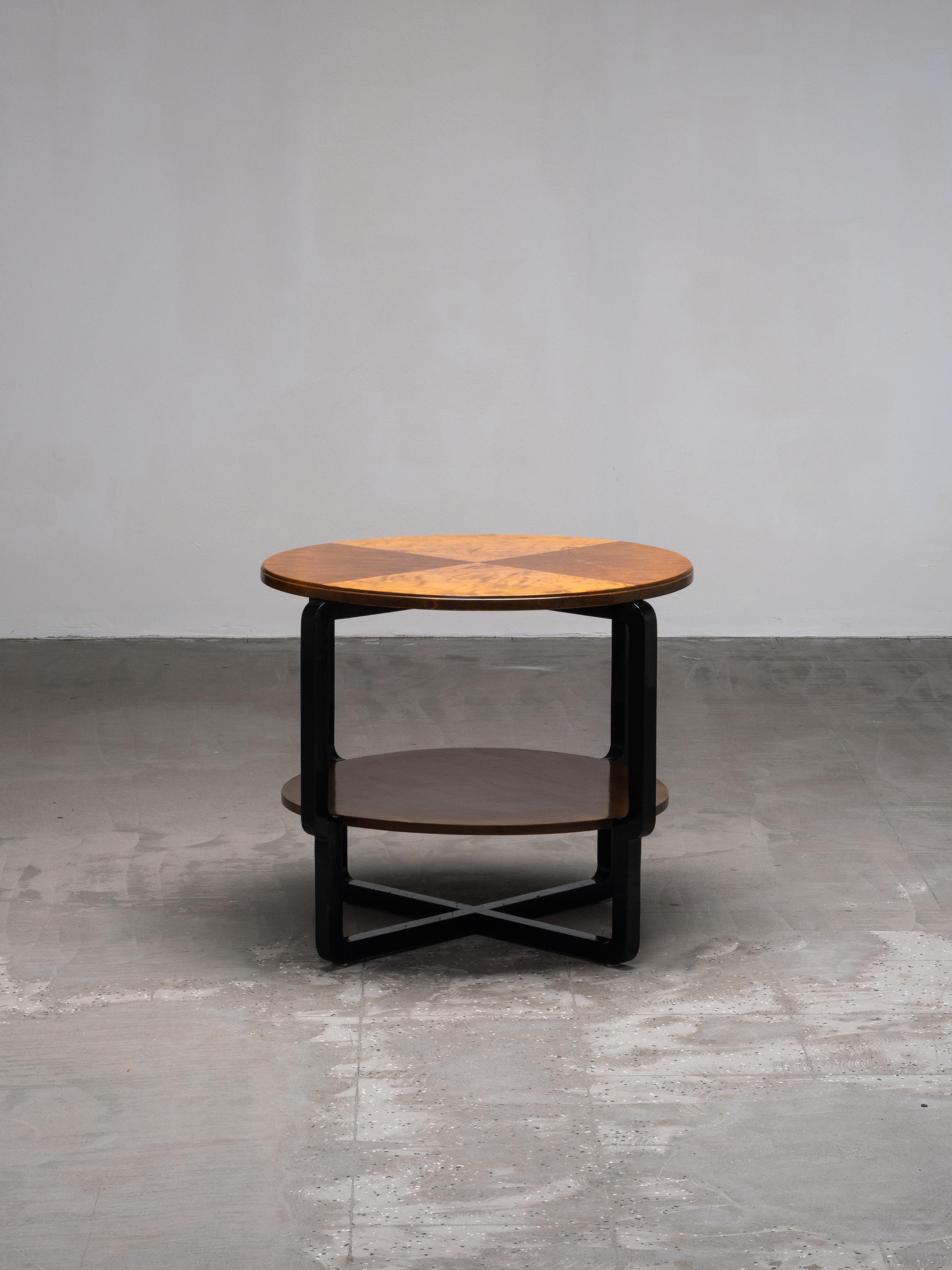 Une table club à deux niveaux, raffinée et architecturalement équilibrée, conçue par Maija Heikinheimo pour Asko dans les années 1930. Cette pièce du début du modernisme finlandais allie la clarté géométrique à une belle expression matérielle,