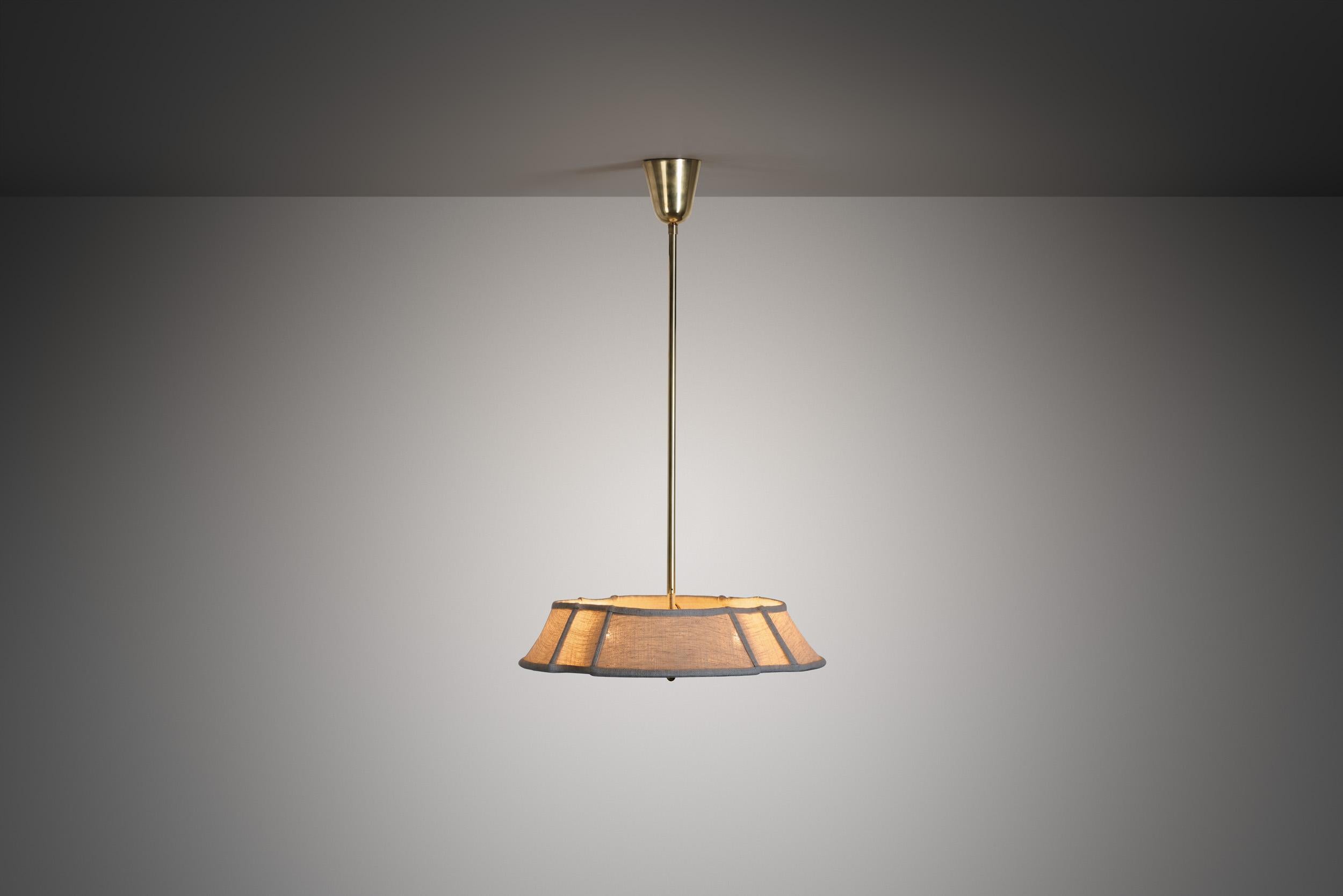 Finnische moderne Hängelampe von Pohjoismainen Sähkö Oy, Finnland Mitte des 20. (Messing) im Angebot