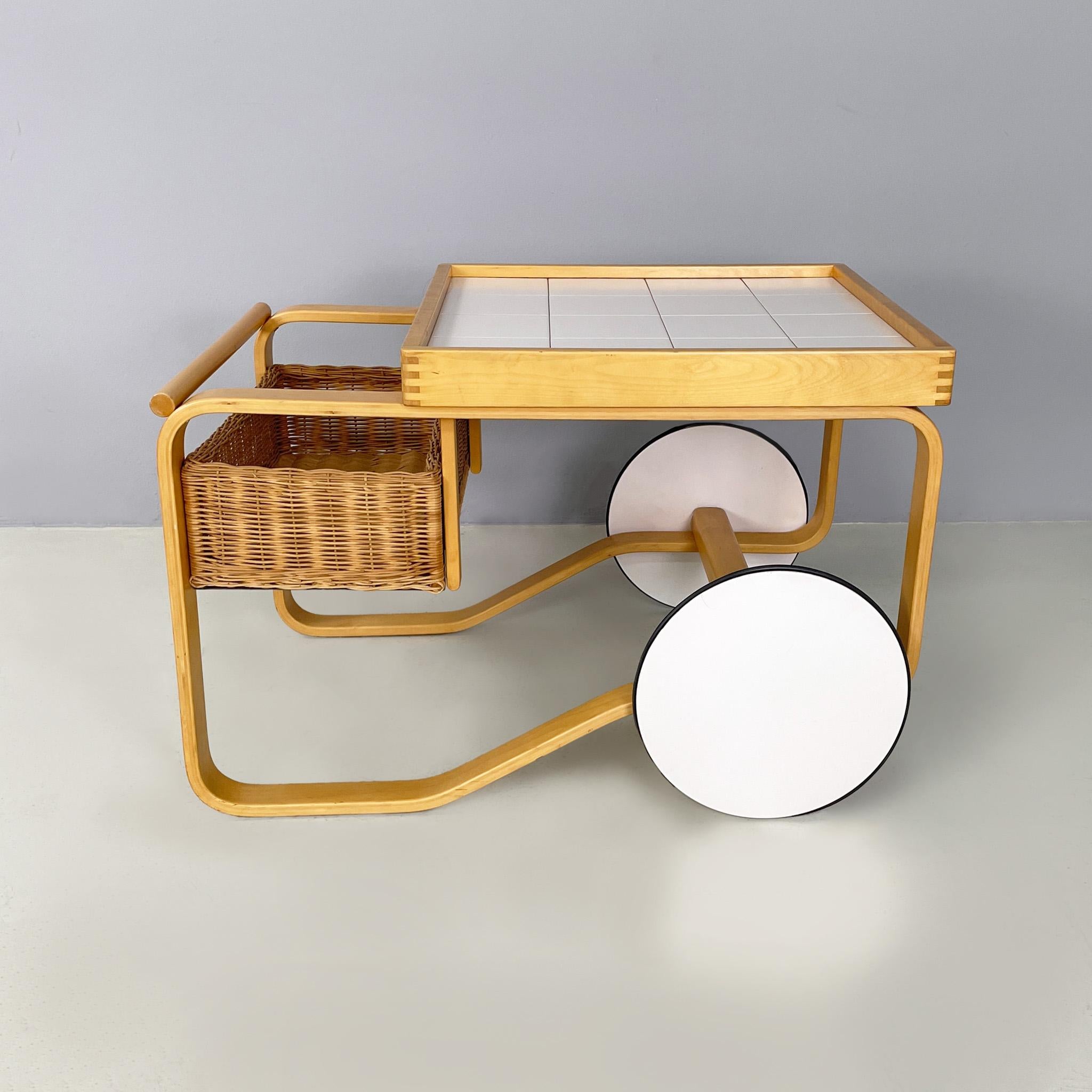 Finnish modern wood, wicker Cart Tea Trolley 900 by Alvar AAlto for Artek, 1970s In Good Condition For Sale In MIlano, IT