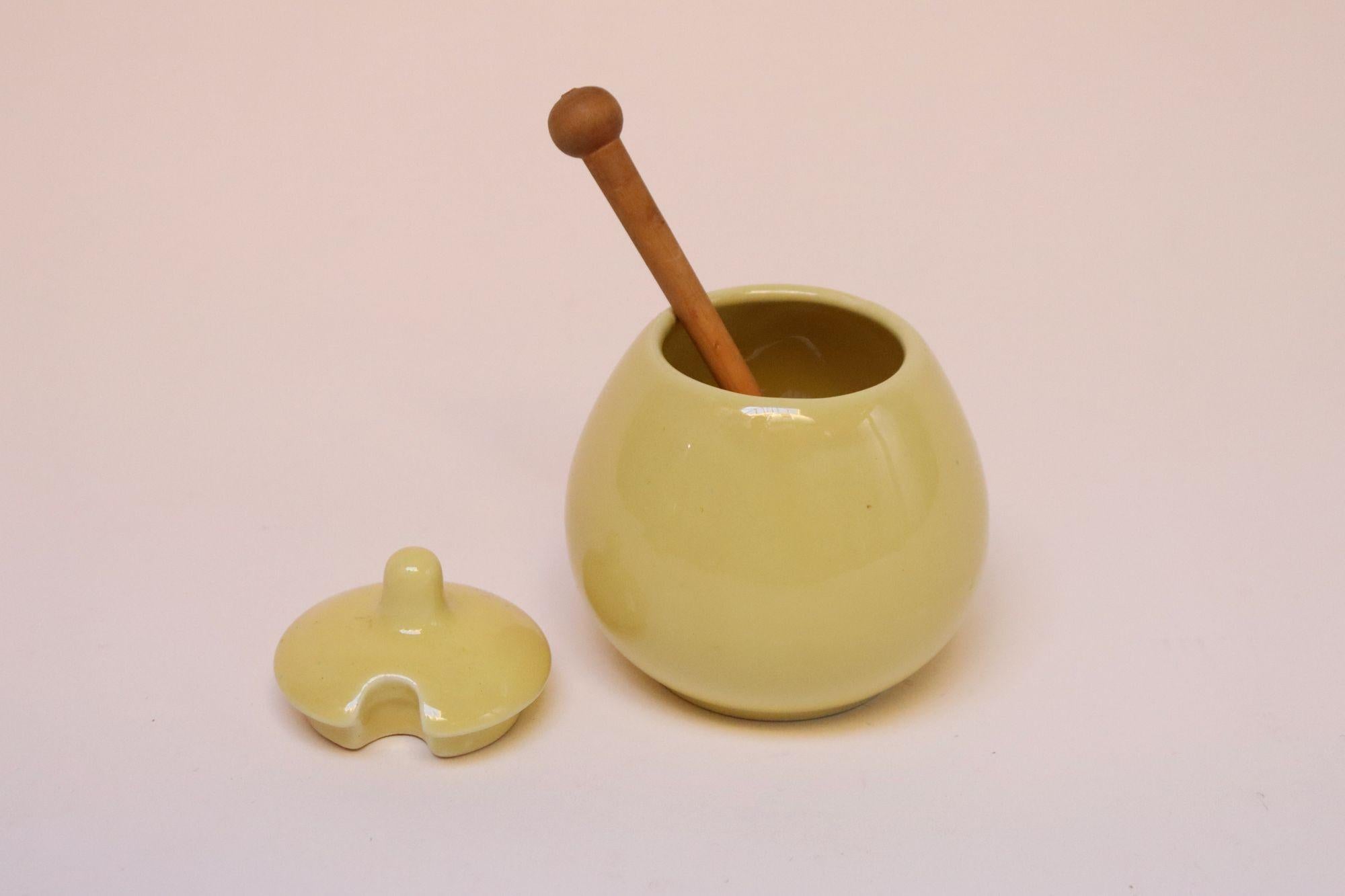 Céramique Pot à moutarde / pot à miel moderne finlandais en céramique jaune par Kaj Franck pour Arabia en vente