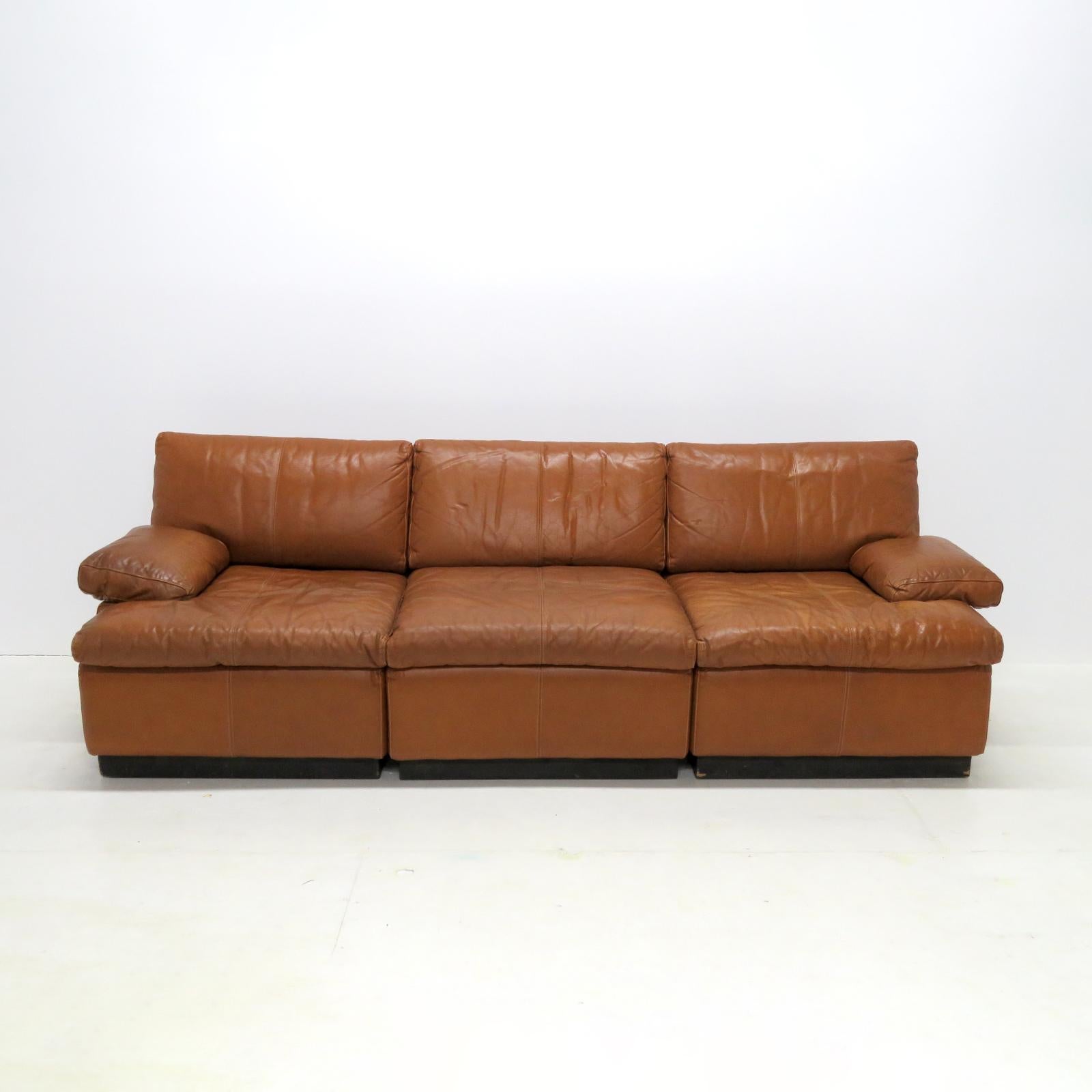 Magnifique canapé modulaire par OY BJ Dahlqvist AB, pour BD Furniture, Jakobstad, Finlande, 1070, 3 sections avec un cuir épais de couleur cognac, six coussins libres sur un cadre revêtu de cuir, marqué.