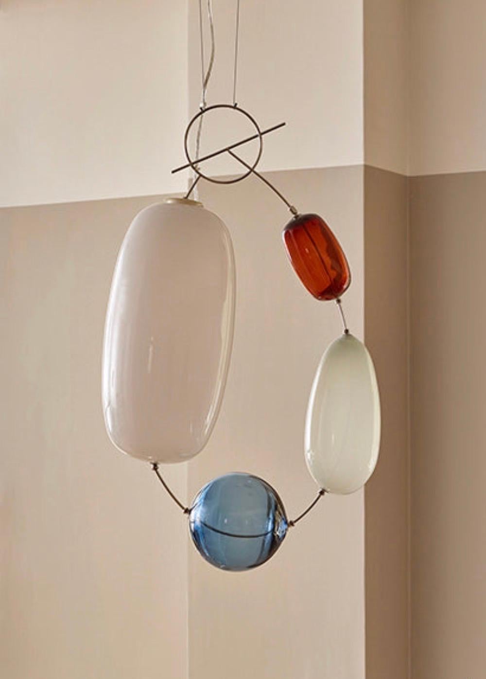 Pendentif exceptionnel en verre soufflé à la bouche et acier inoxydable. 
Une création contemporaine de qualité de la designer finlandaise Katriina Nuutinen. 
Le design a été conçu à l'origine en 2009 et réalisé dans une édition limitée épuisée de