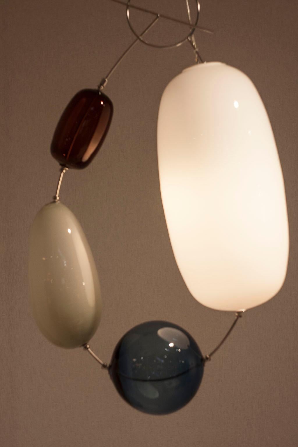 Finnische mundgeblasene Glaslampe „Jewel“ von Katriina Nuutinen, limitierte Auflage  (21. Jahrhundert und zeitgenössisch) im Angebot