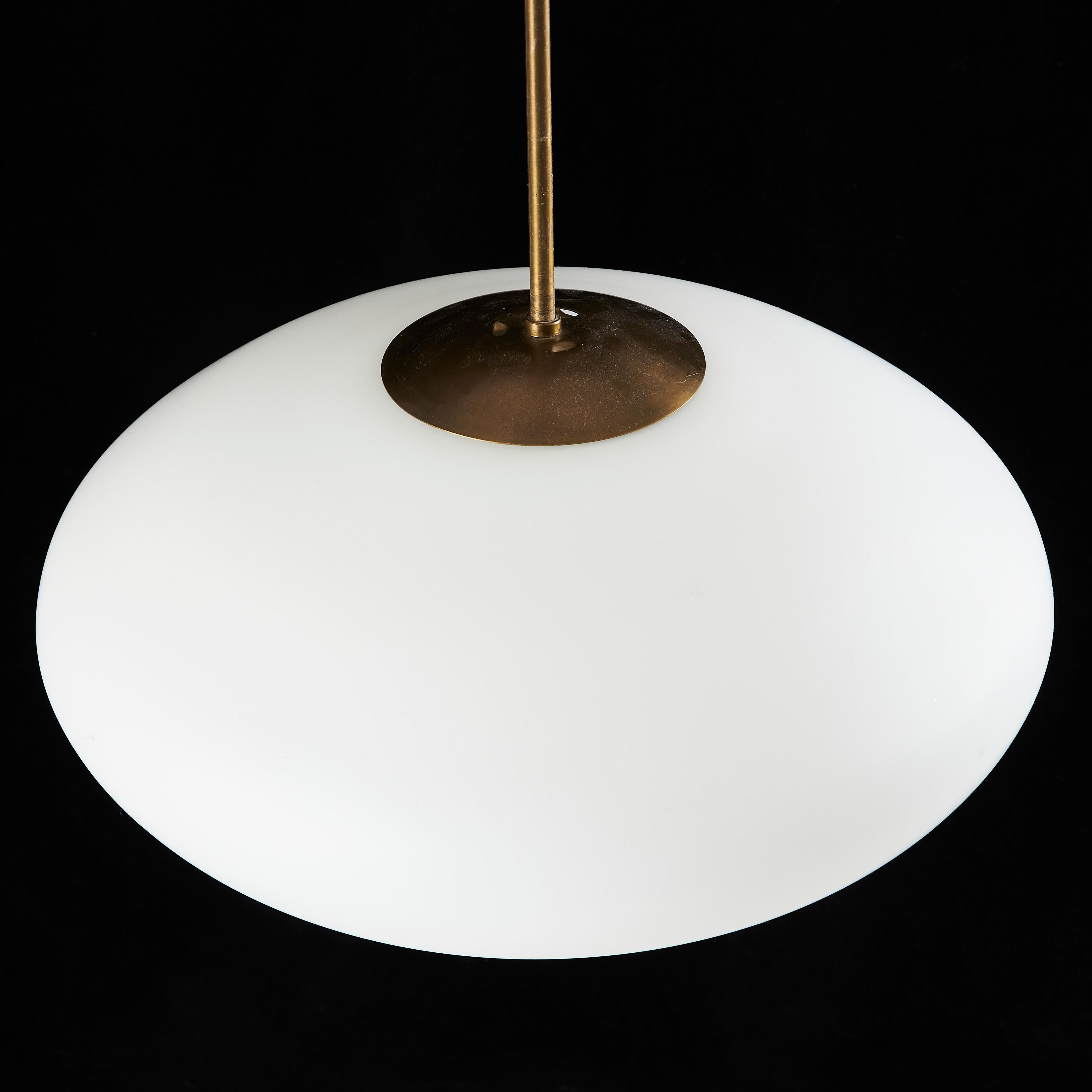 Scandinavo moderno Lampada a sospensione finlandese in opale, Opale e ottone circa 1960 in vendita