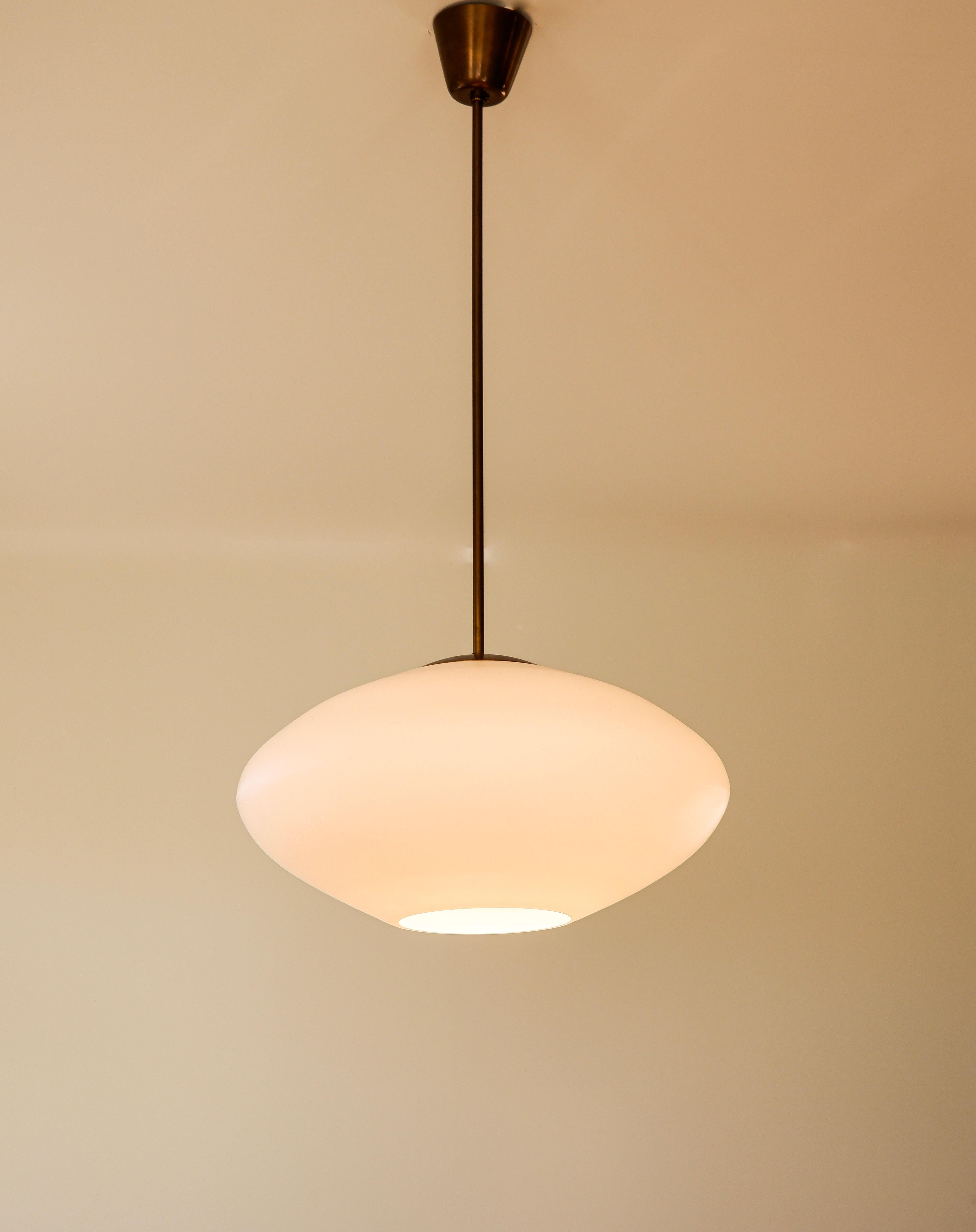 Finlandese Lampada a sospensione finlandese in opale, Opale e ottone circa 1960 in vendita