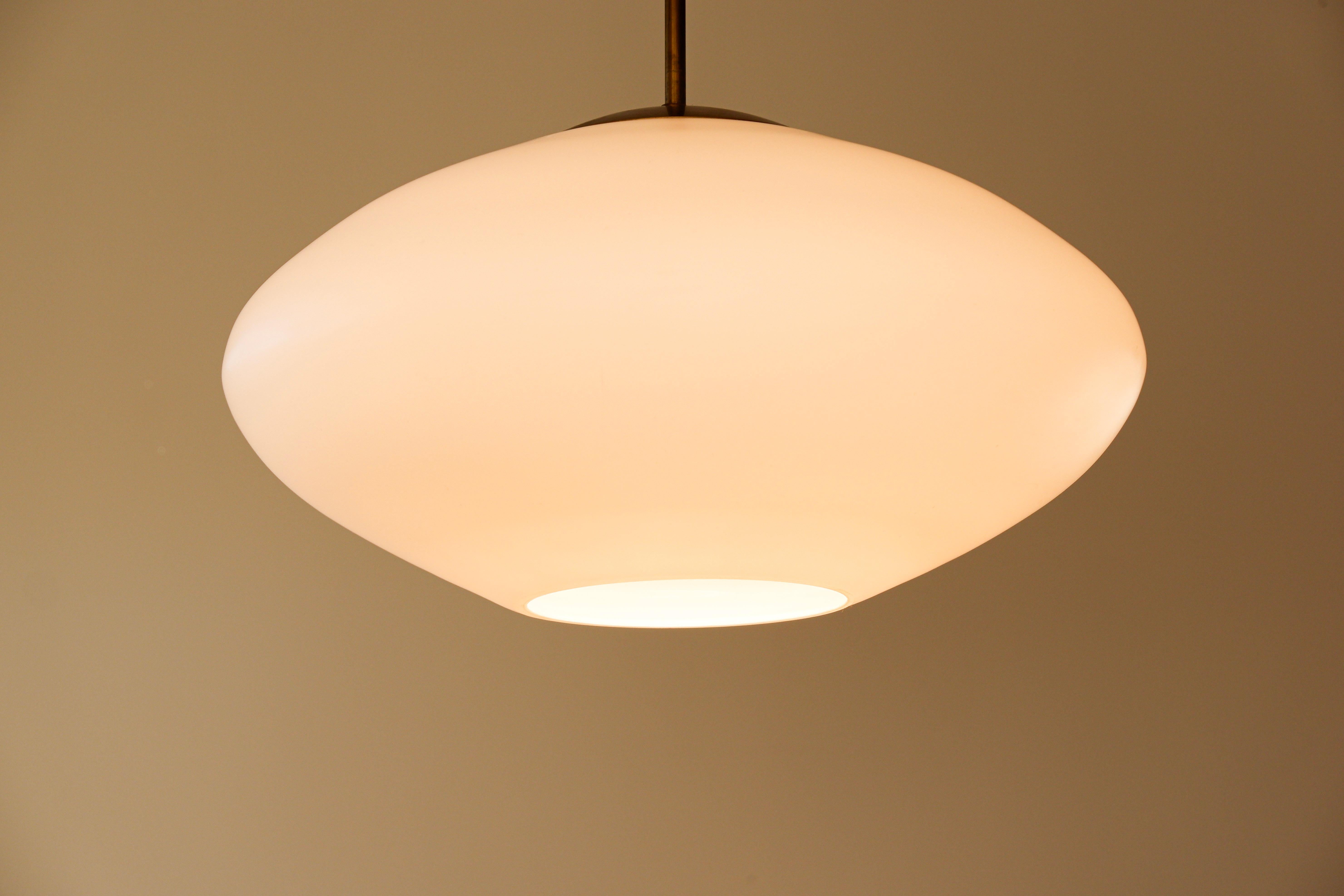 Lampada a sospensione finlandese in opale, Opale e ottone circa 1960 In condizioni discrete in vendita a Hägersten-Liljeholmen, Stockholms län