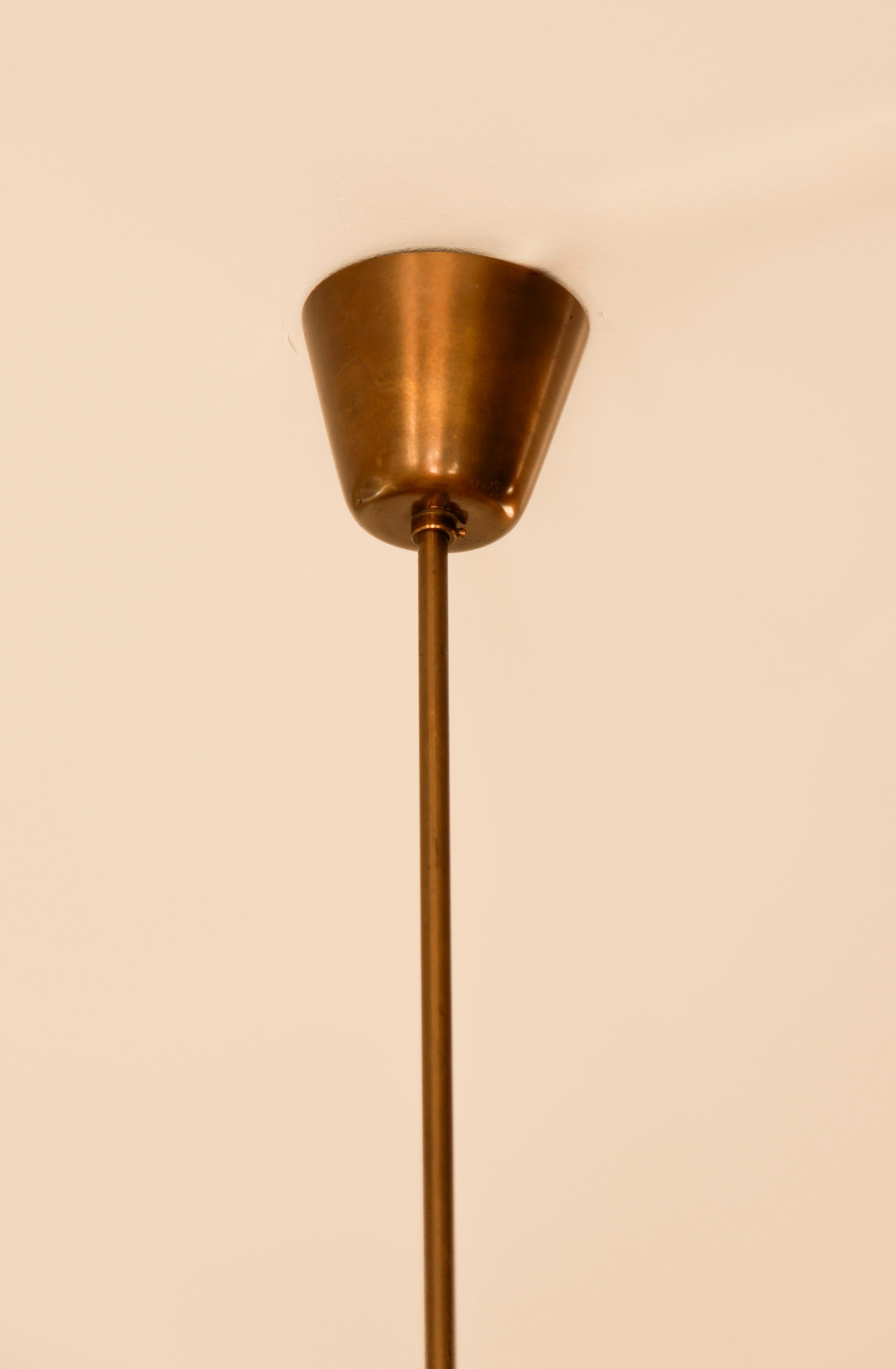 Metà XX secolo Lampada a sospensione finlandese in opale, Opale e ottone circa 1960 in vendita