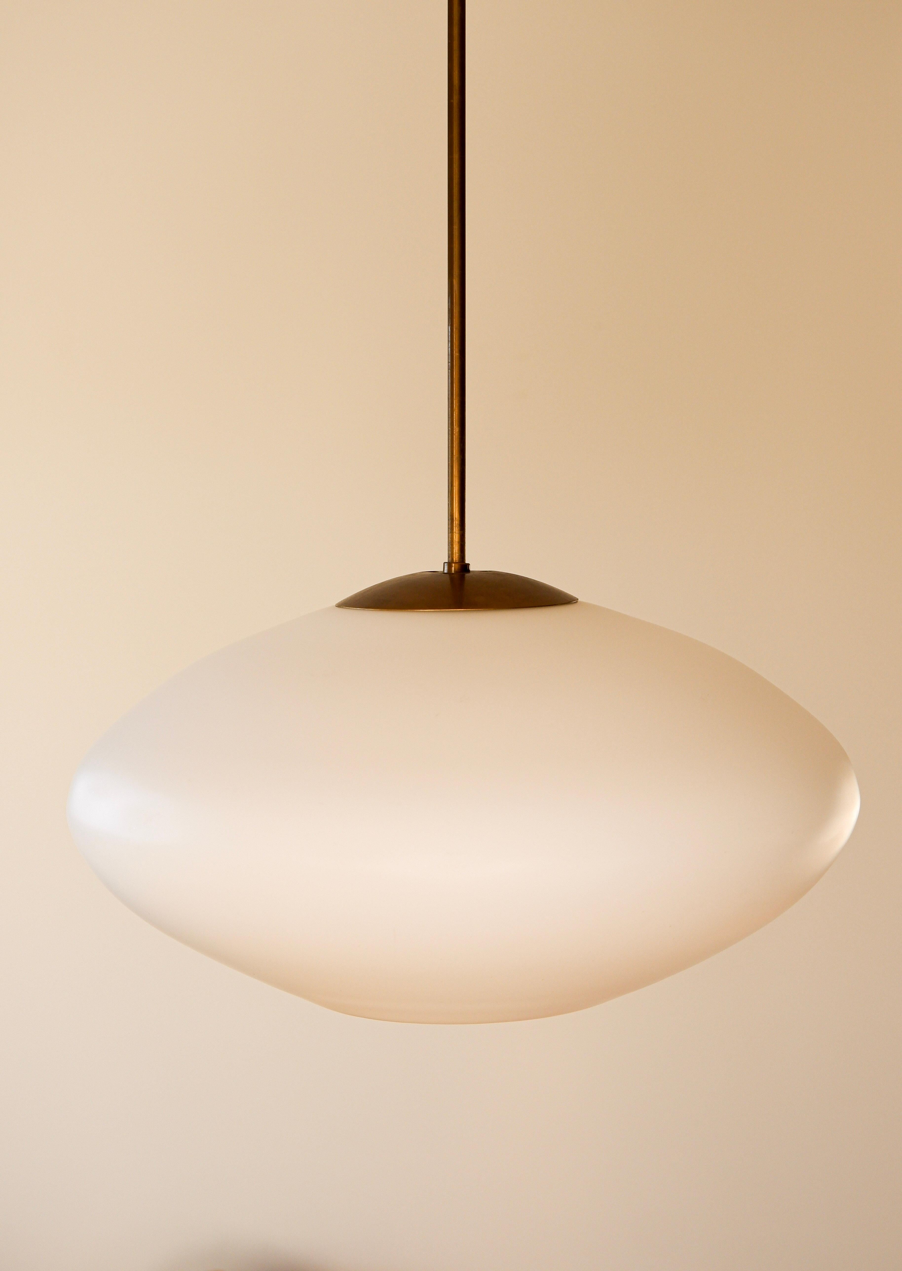 Ottone Lampada a sospensione finlandese in opale, Opale e ottone circa 1960 in vendita