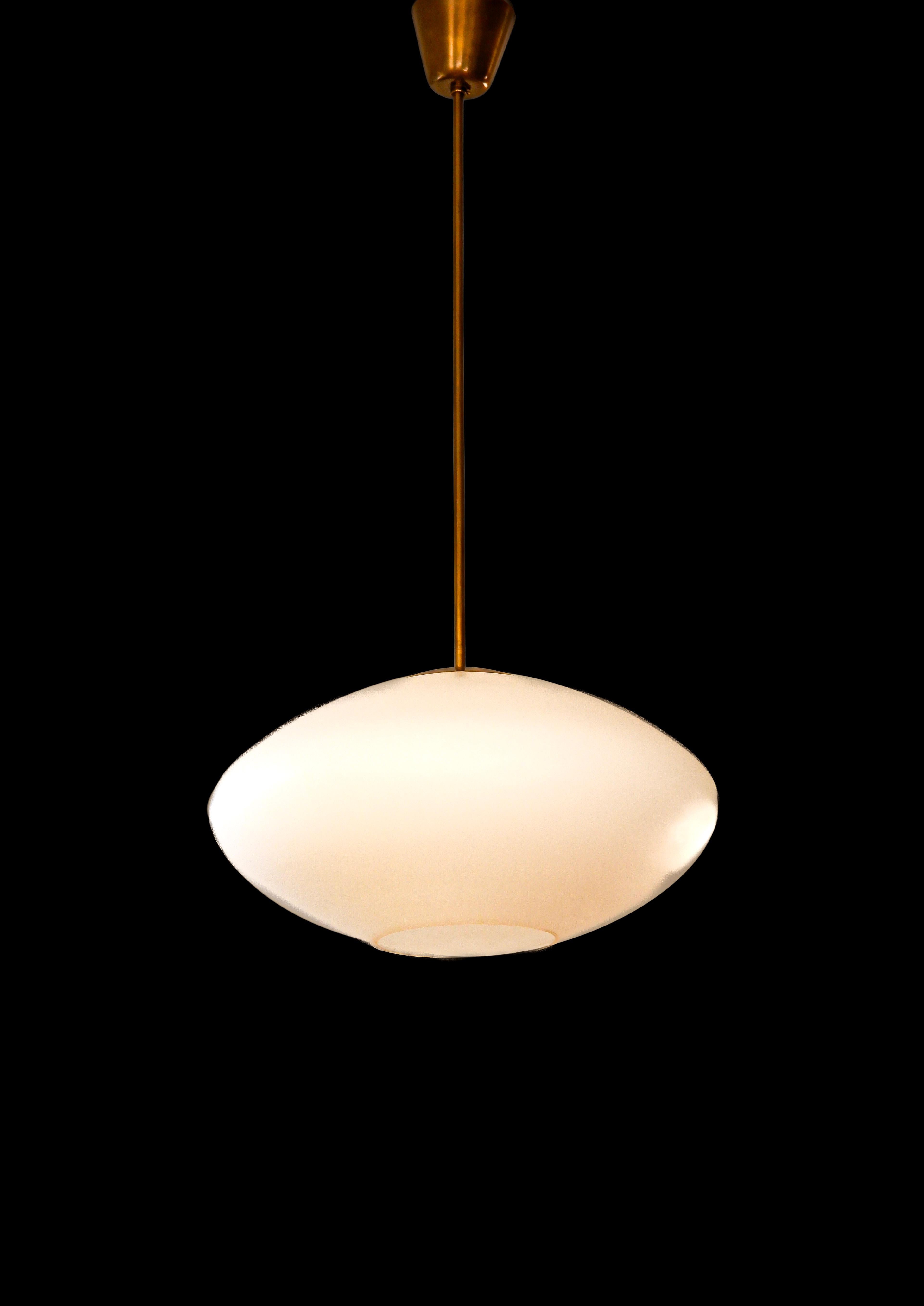 Lampada a sospensione finlandese in opale, Opale e ottone circa 1960 in vendita 1