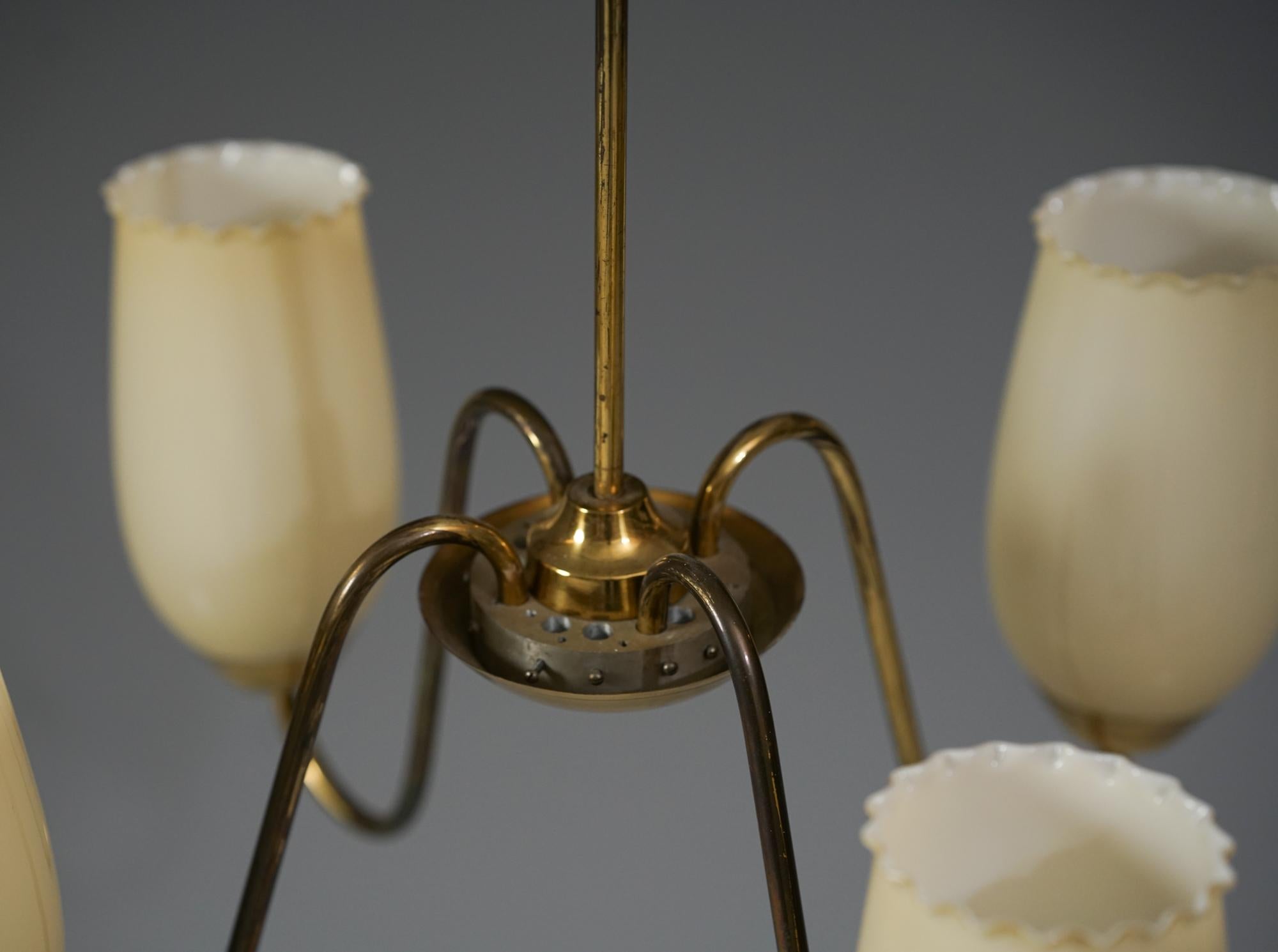 Scandinavo moderno Lampadario finlandese in vetro opalino e ottone, MELVA, anni '50 in vendita