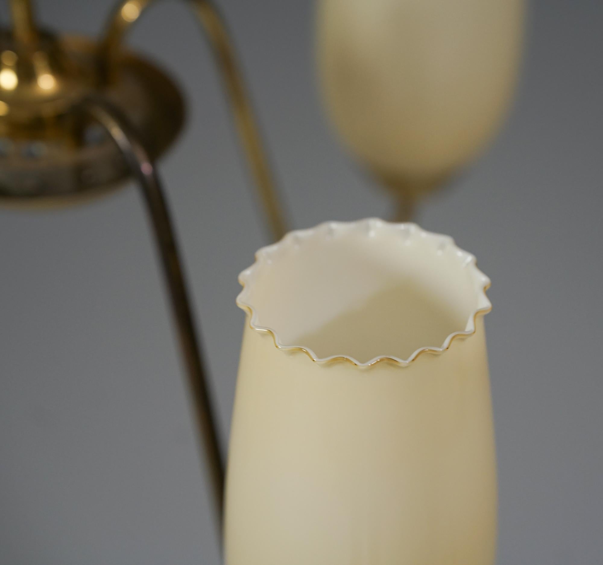 Finlandese Lampadario finlandese in vetro opalino e ottone, MELVA, anni '50 in vendita