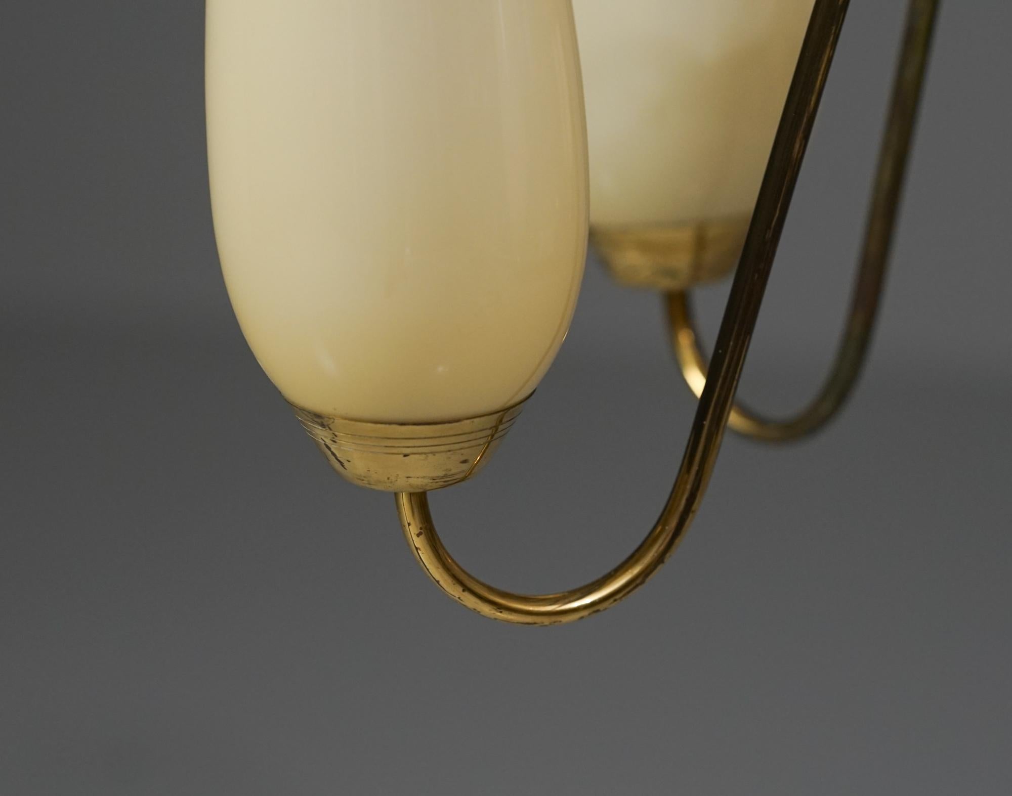 Lampadario finlandese in vetro opalino e ottone, MELVA, anni '50 In condizioni buone in vendita a Helsinki, Uusimaa