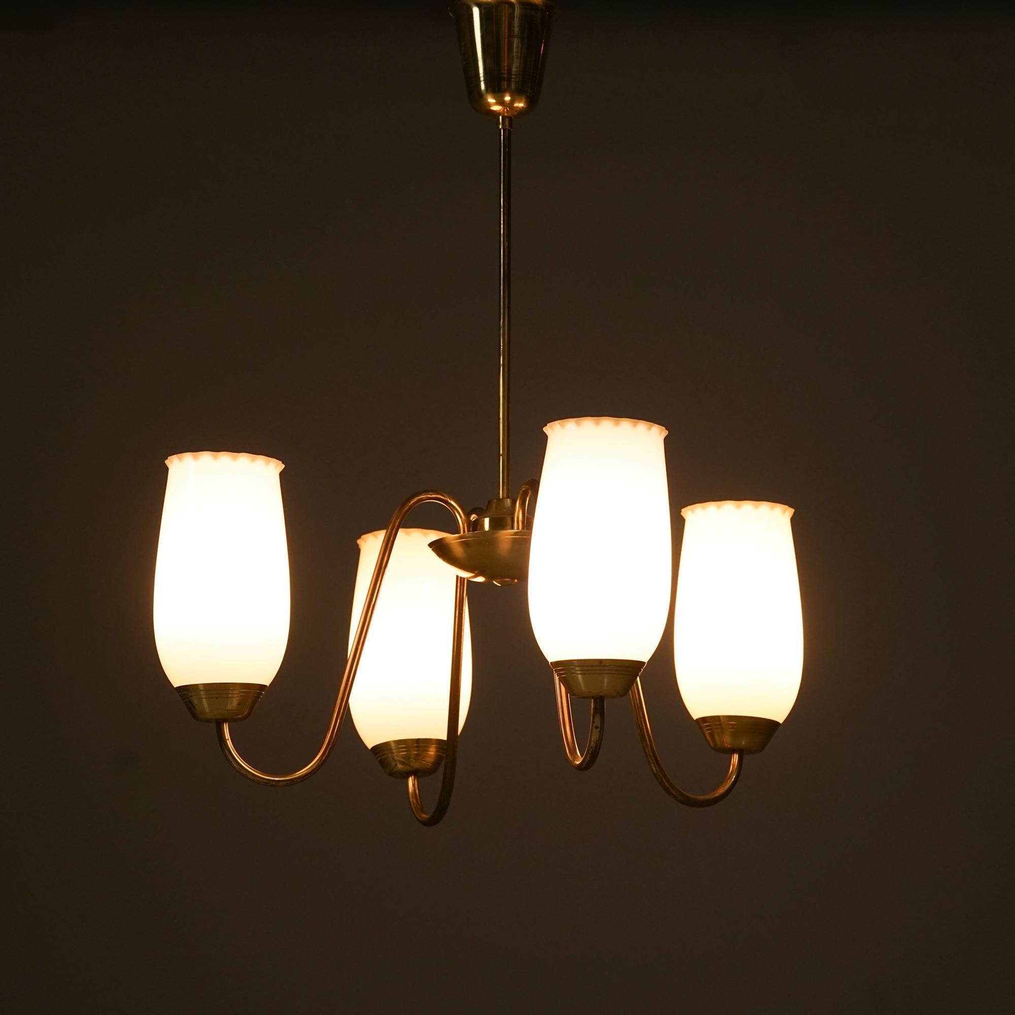 Metà XX secolo Lampadario finlandese in vetro opalino e ottone, MELVA, anni '50 in vendita
