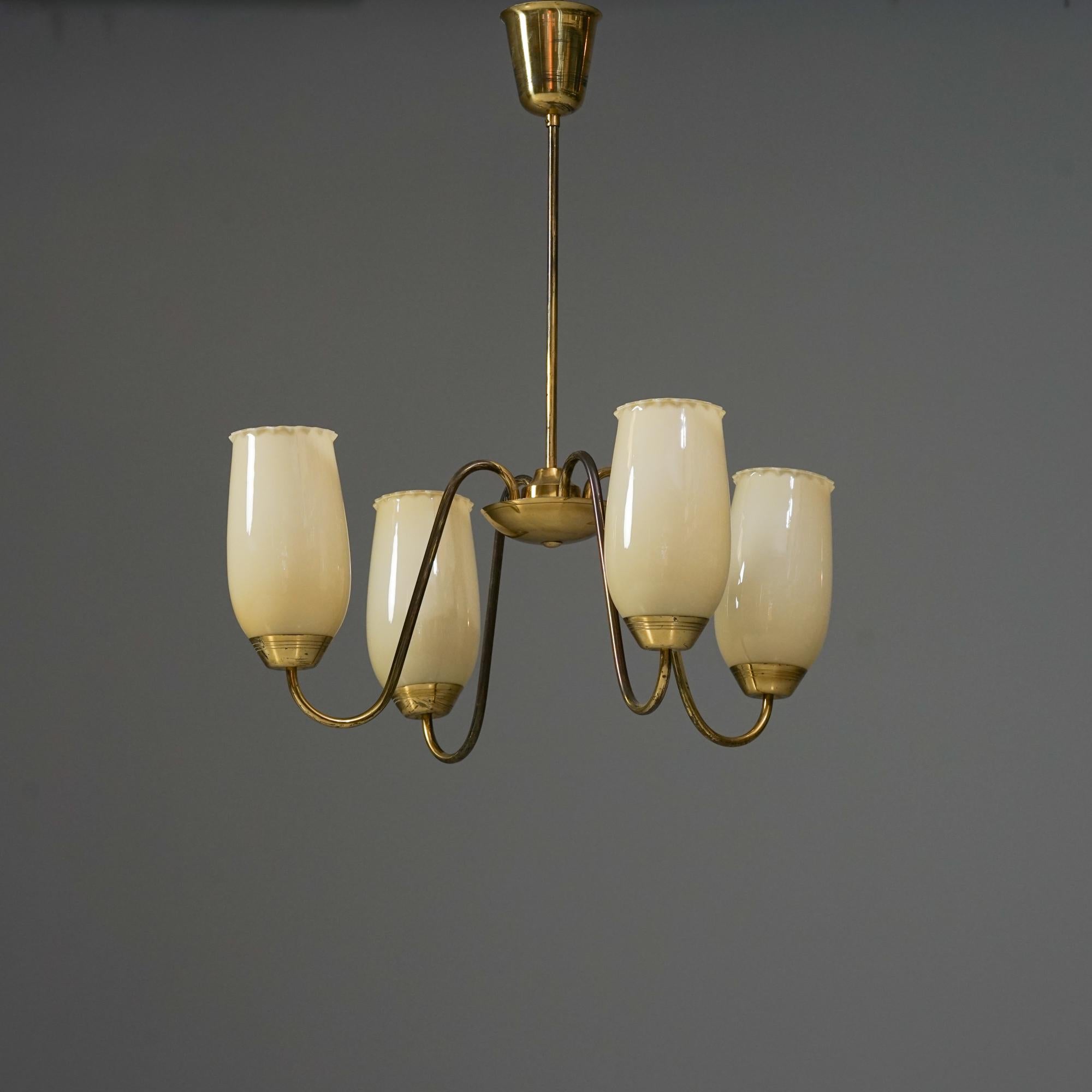 Lampadario, prodotto da MELVA, anni '50. Paralumi in vetro opalino con struttura in ottone. Buone condizioni vintage, lieve patina coerente con l'età e l'uso. Un bellissimo design moderno scandinavo.