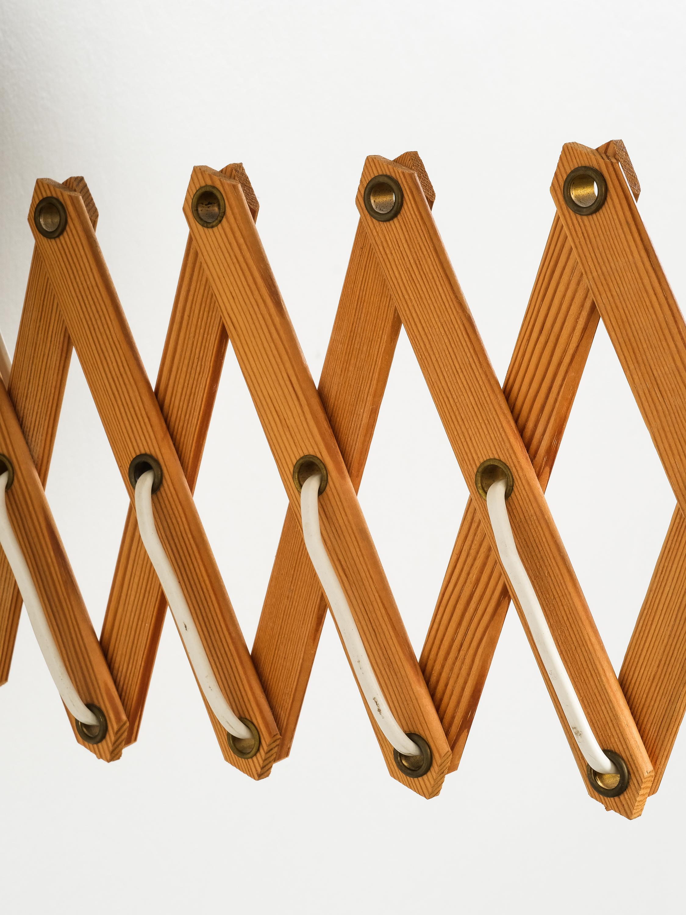 Finnish Pine Wood Scissor Wall Lamp, 1960s im Angebot 3