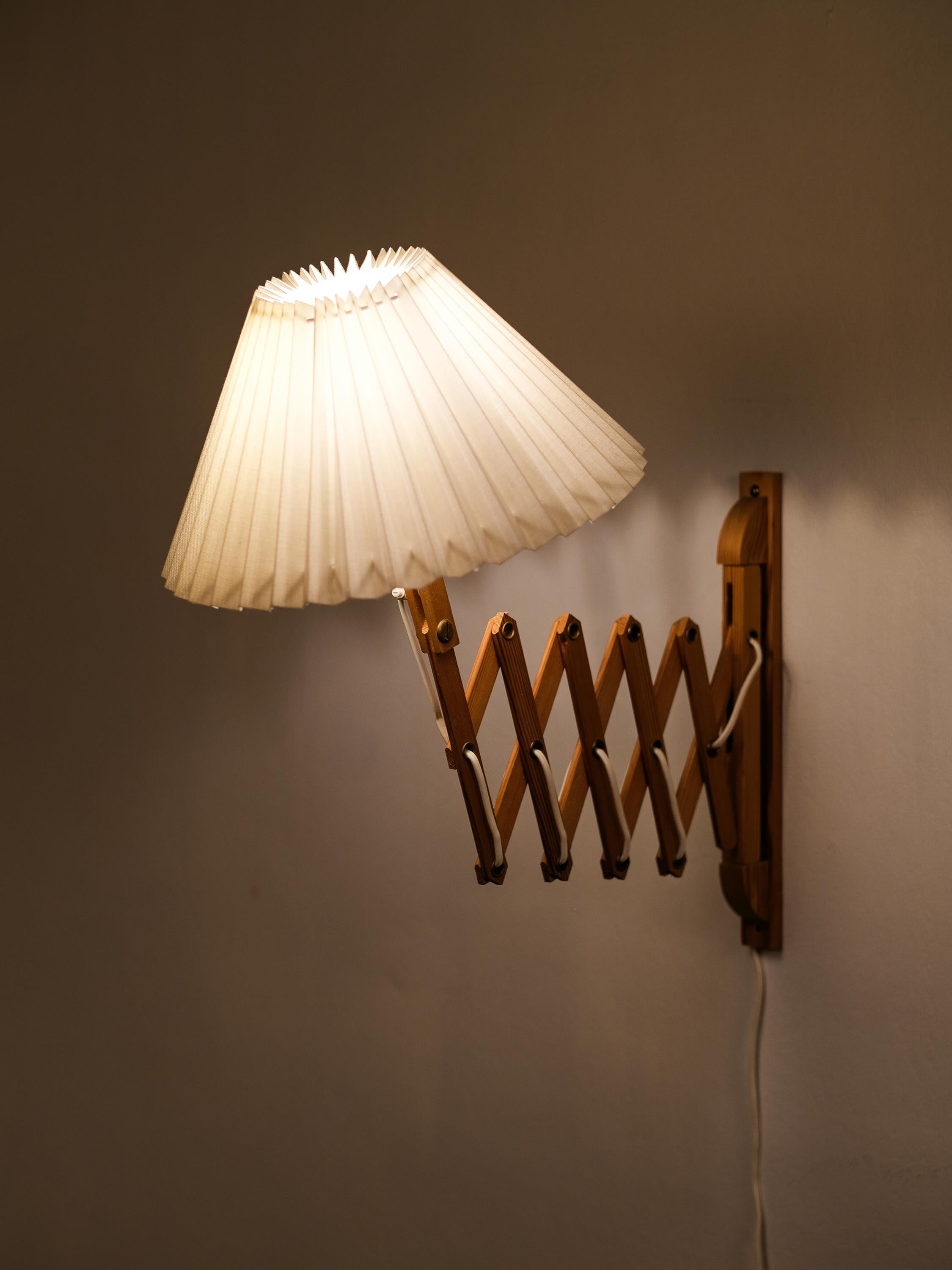 Finnish Pine Wood Scissor Wall Lamp, 1960s im Angebot 4