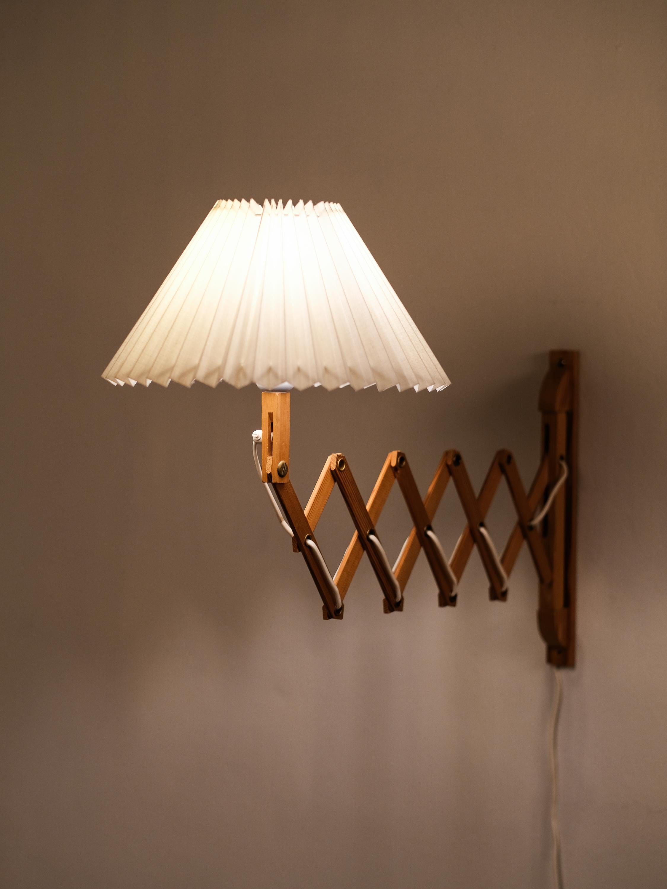 Finnish Pine Wood Scissor Wall Lamp, 1960s im Angebot 5
