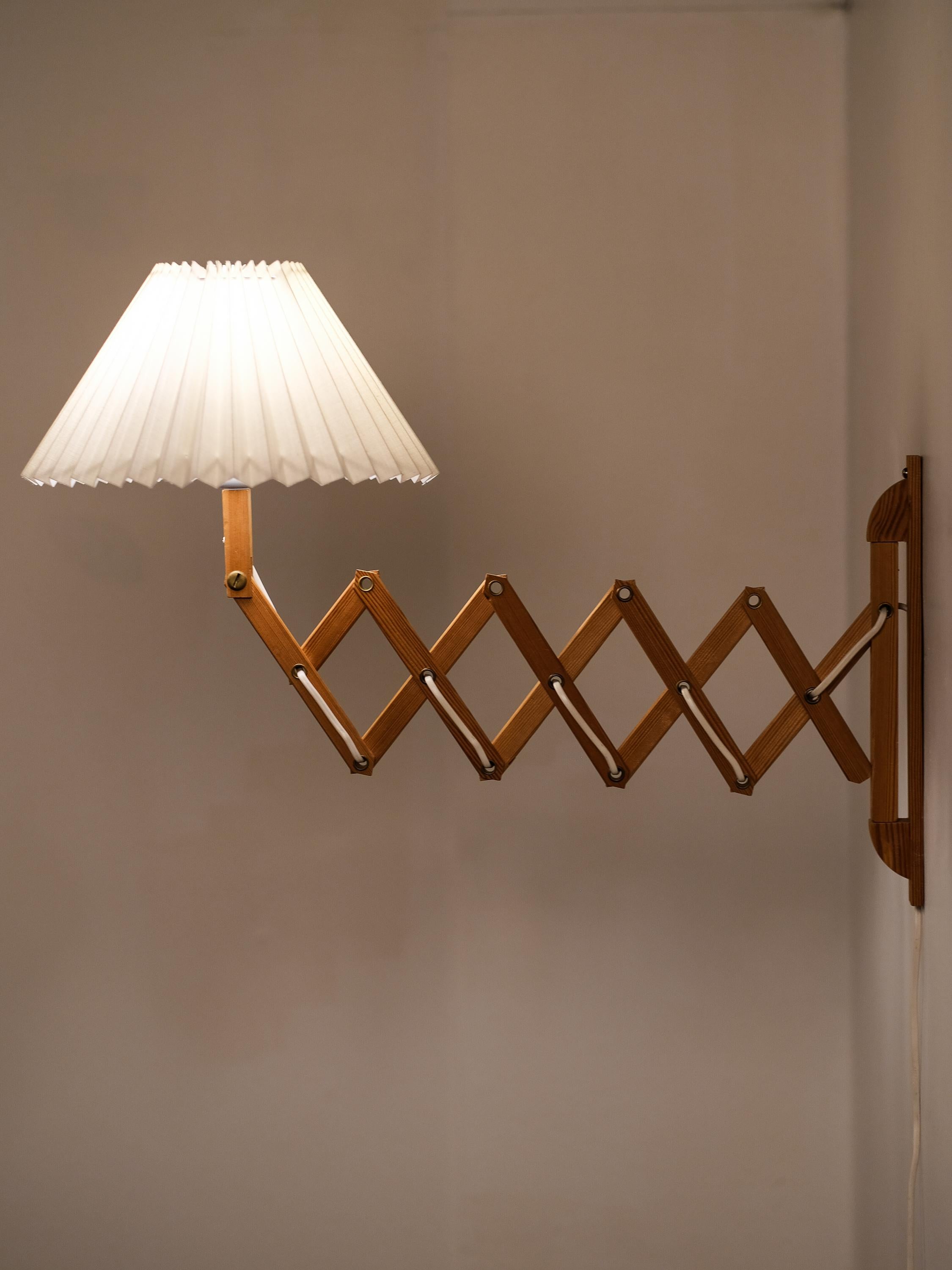 Finnish Pine Wood Scissor Wall Lamp, 1960s im Angebot 6