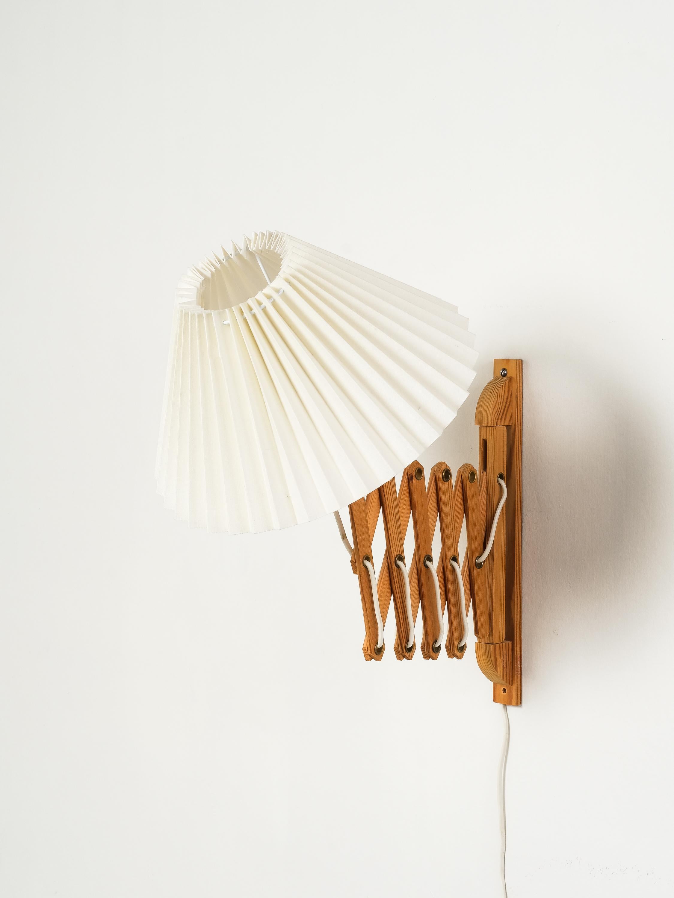 Finnish Pine Wood Scissor Wall Lamp, 1960s (Finnisch) im Angebot