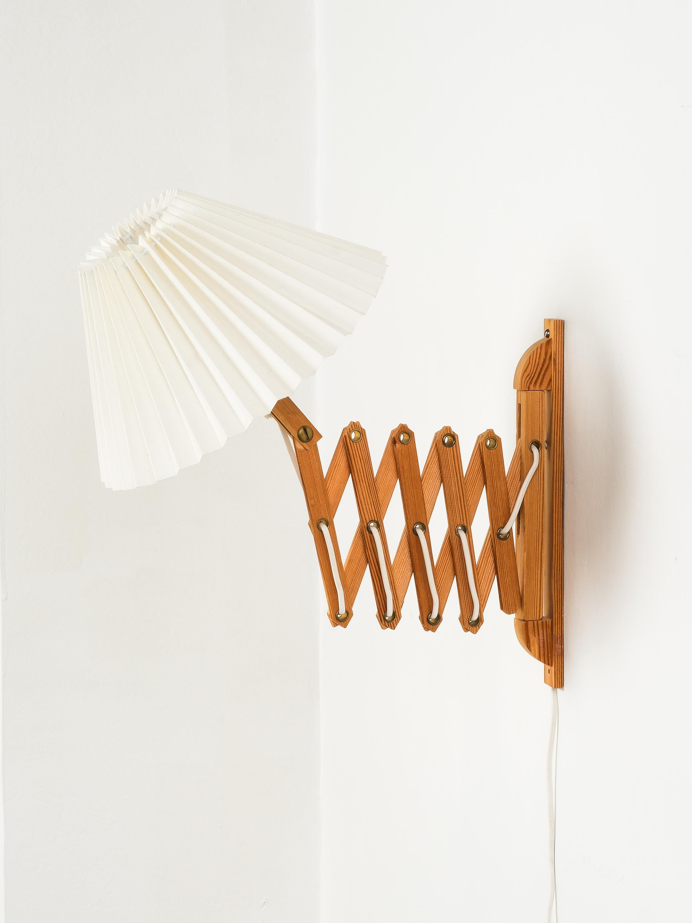 Finnish Pine Wood Scissor Wall Lamp, 1960s im Zustand „Gut“ im Angebot in Karis, Nyland