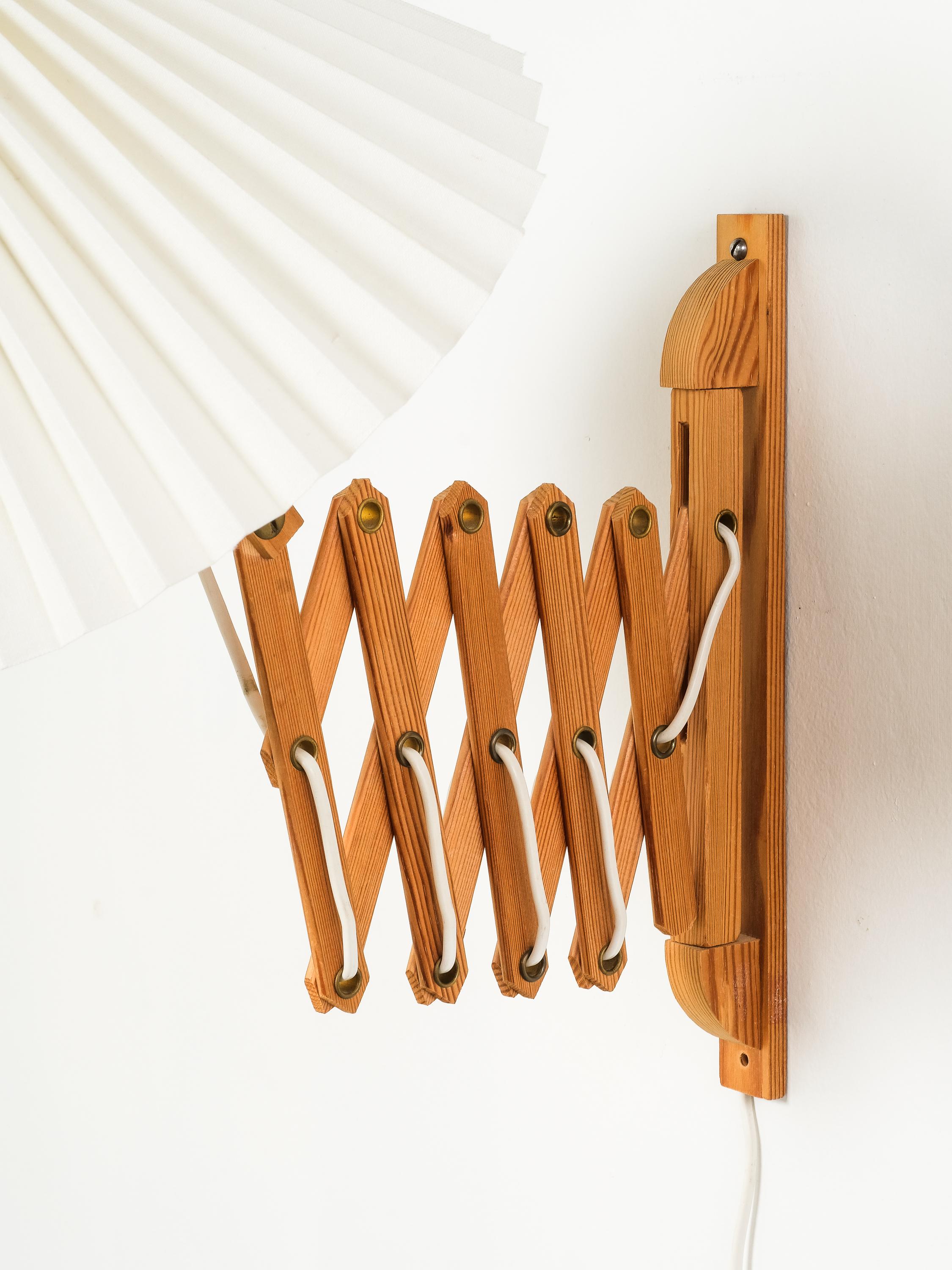 Finnish Pine Wood Scissor Wall Lamp, 1960s (Mitte des 20. Jahrhunderts) im Angebot