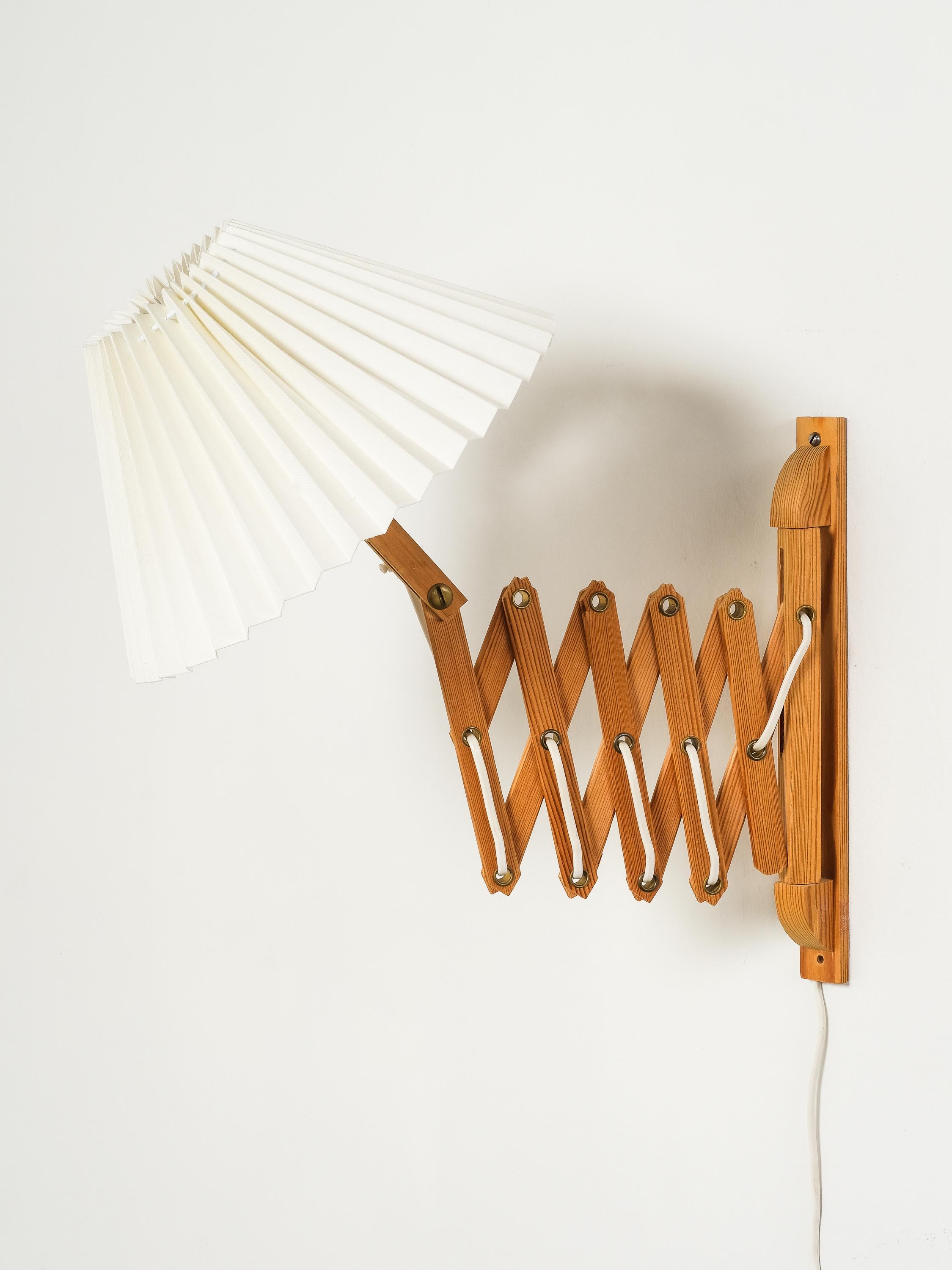 Finnish Pine Wood Scissor Wall Lamp, 1960s (Stoff) im Angebot