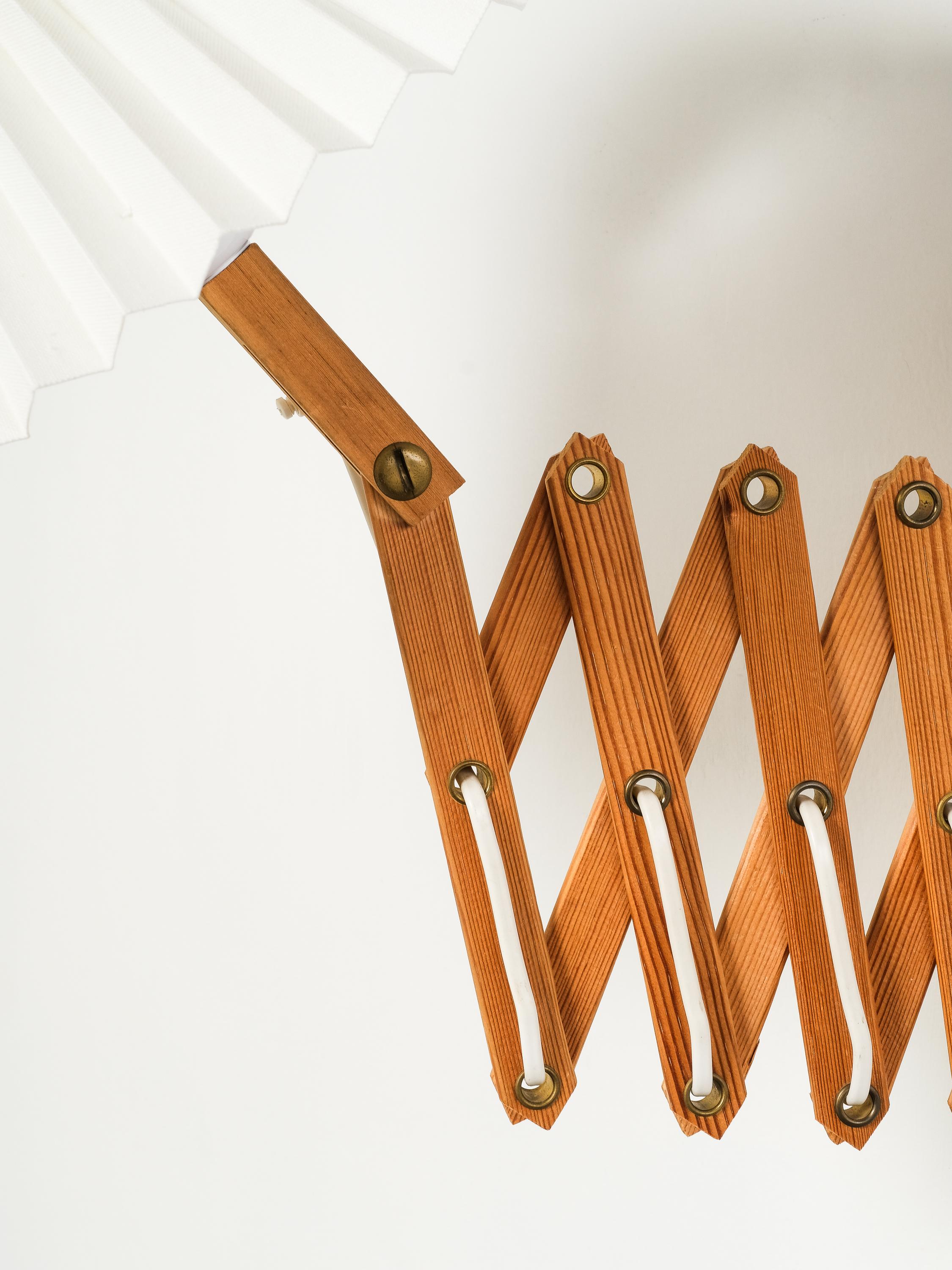 Finnish Pine Wood Scissor Wall Lamp, 1960s im Angebot 1