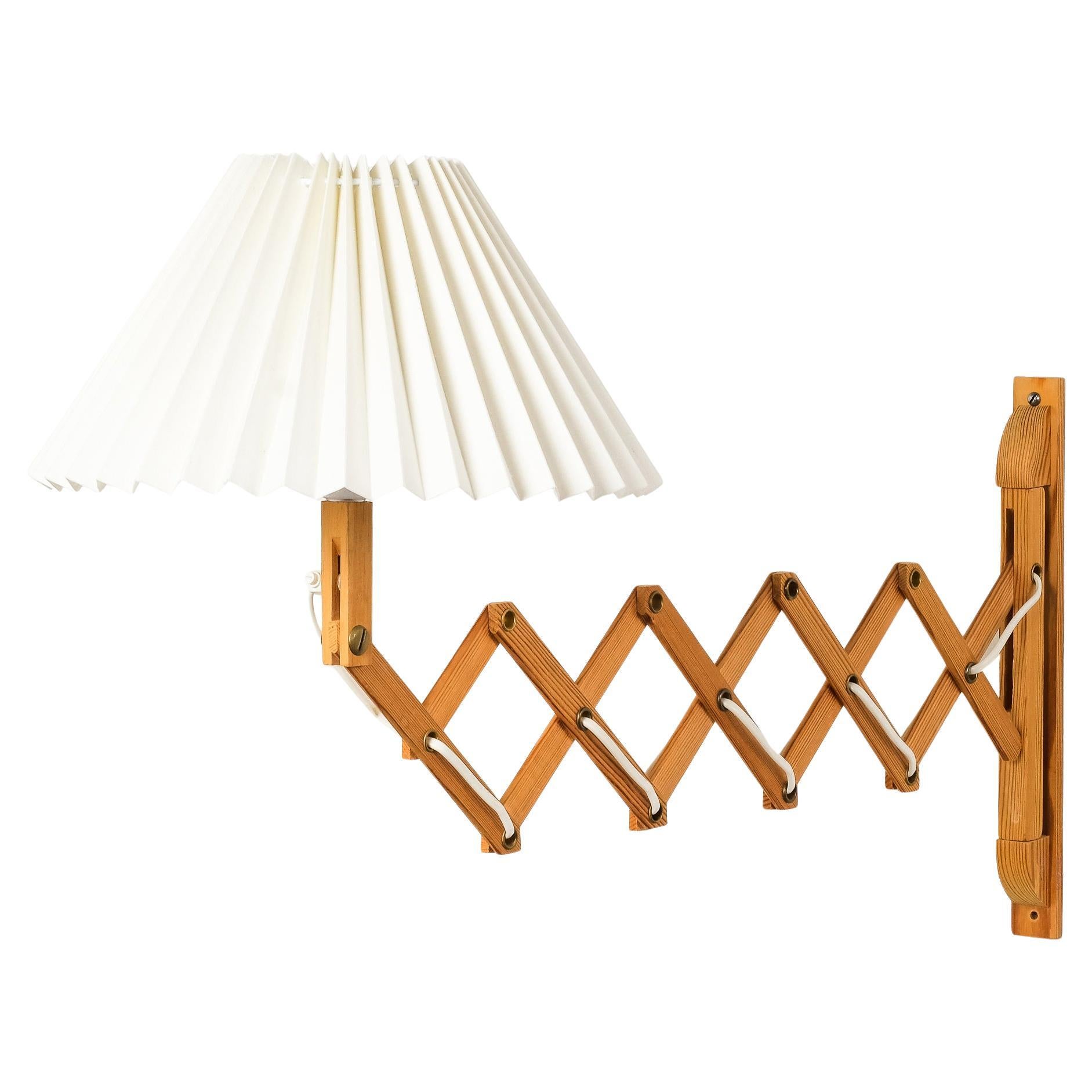 Finnish Pine Wood Scissor Wall Lamp, 1960s im Angebot