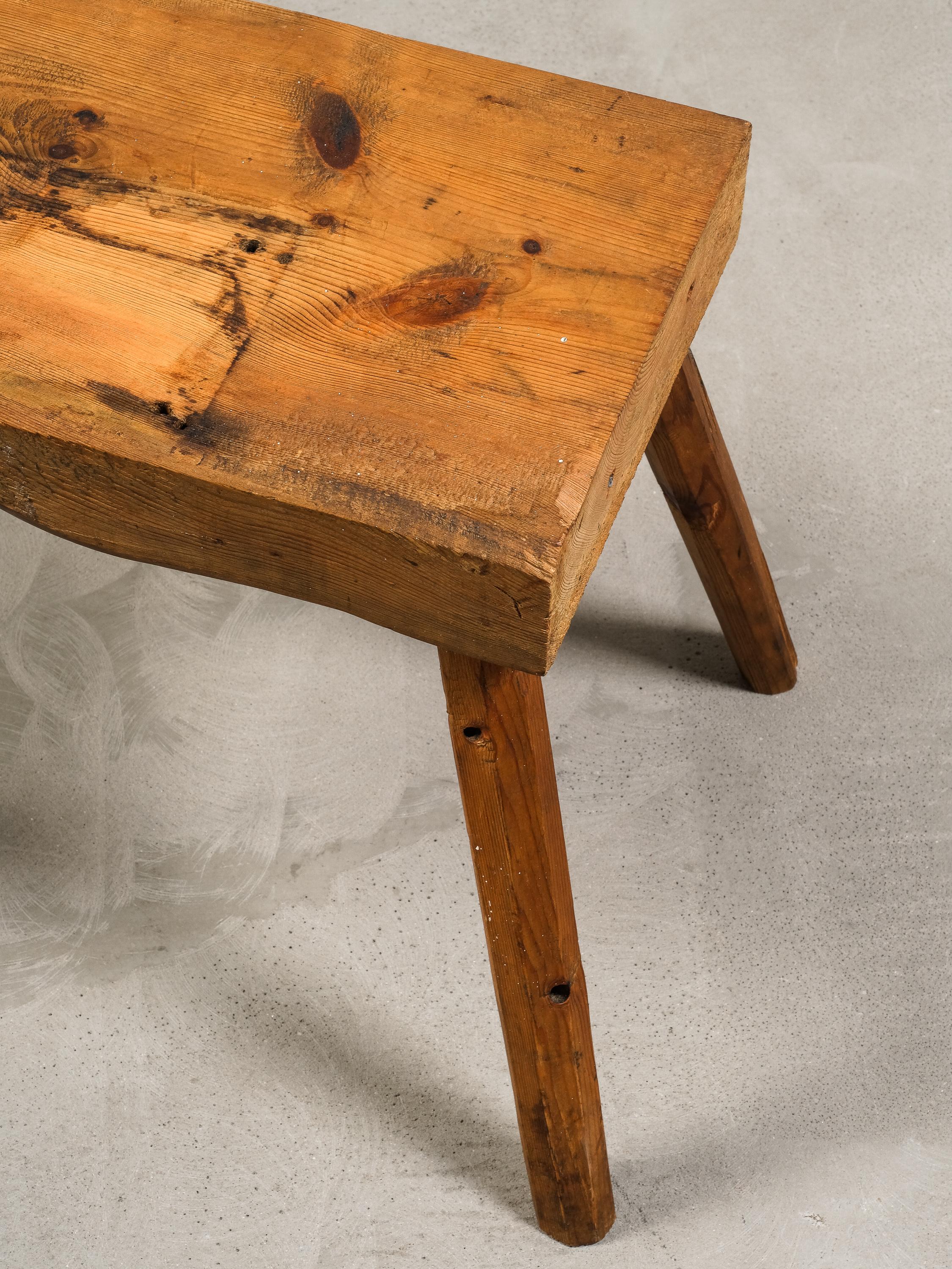 Sgabello rustico finlandese di arte popolare in pino massiccio, XIX secolo In condizioni discrete in vendita a Karis, Nyland