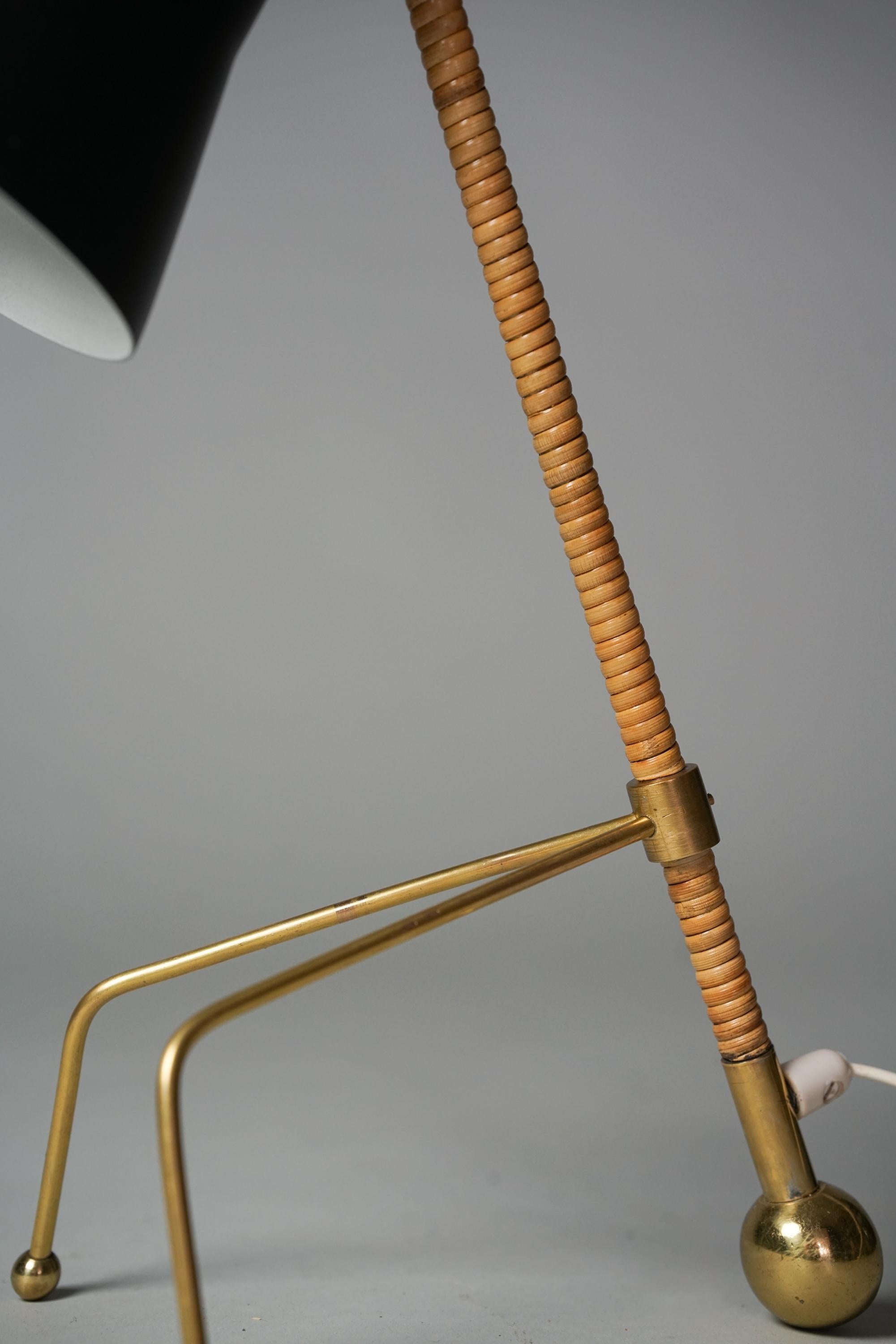 Finnische skandinavisch-moderne Tischlampe im Stil von Itsu, 1950er/1960er Jahre (Metall) im Angebot