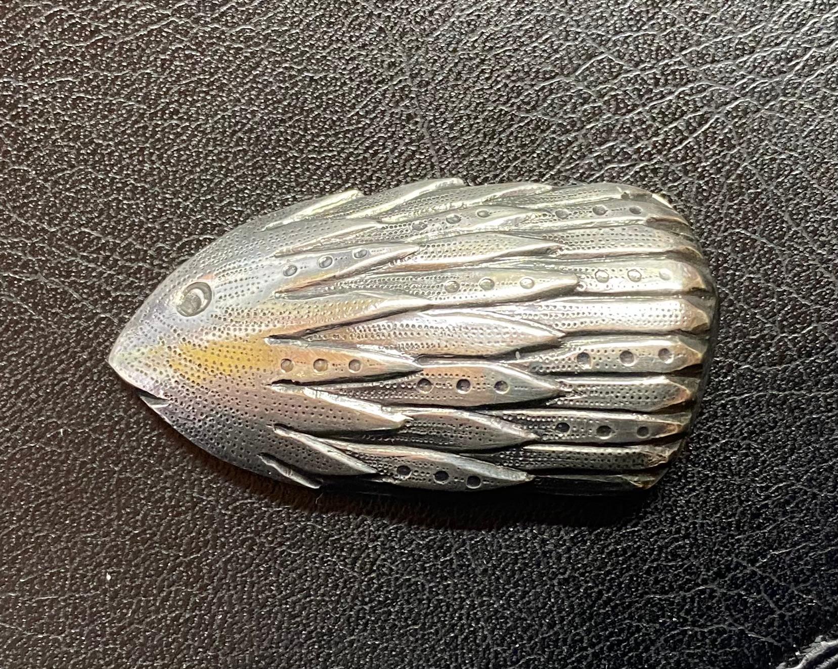 Finnish Silver hedgehog brooch by Kirsti Ilvessalo - Kalevala Koru 

Dimensions:
Width: 0.87 in (22 mm)
Length: 1.66 in (42 mm)
916H Silver
