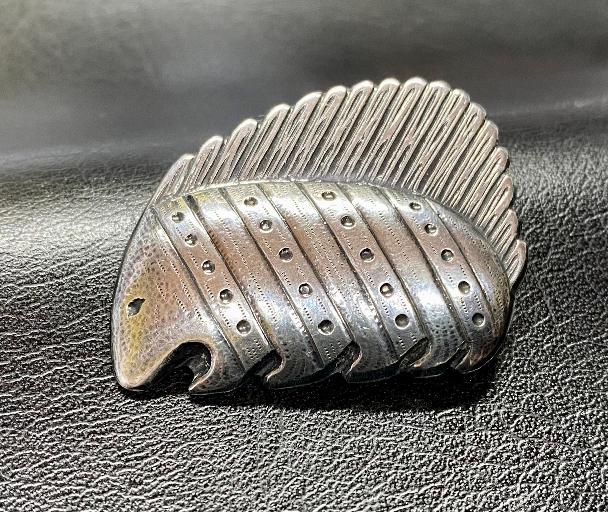 Finnish Silver hedgehog brooch by Kirsti Ilvessalo - Kalevala Koru 

Dimensions:
Width: (27 mm)
Length: (35 mm)
916H Silver