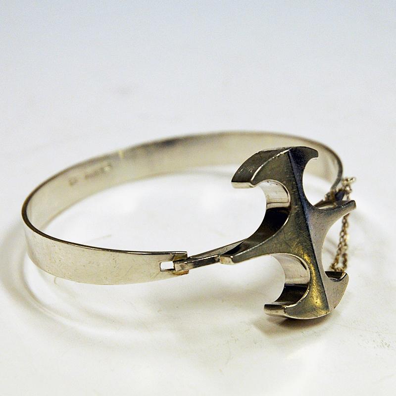 Vintage and lovely sterling silver bracelet by Kultaseppä Salovaara made in Åbo, Finland in 1972. Silver iconic shaped center and hook lock with a thin silver thread. The bracelet is marked with Salovaaras hallmark the Polar Bear and 925 with the