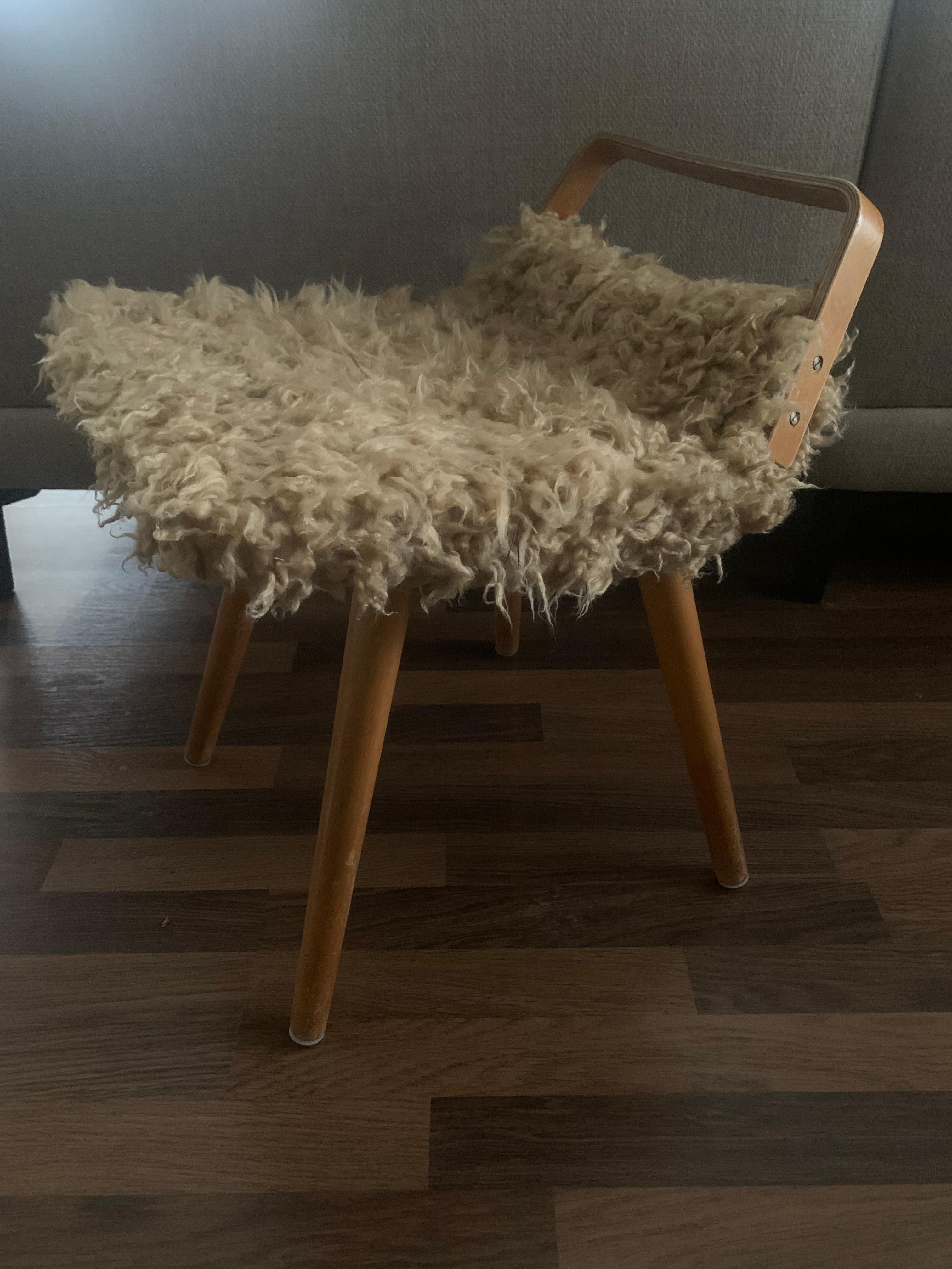 Chaise en bouleau finlandais, rembourrage en laine de mouton, ces magnifiques chaises ont été fabriquées en Finlande au milieu du siècle dernier.