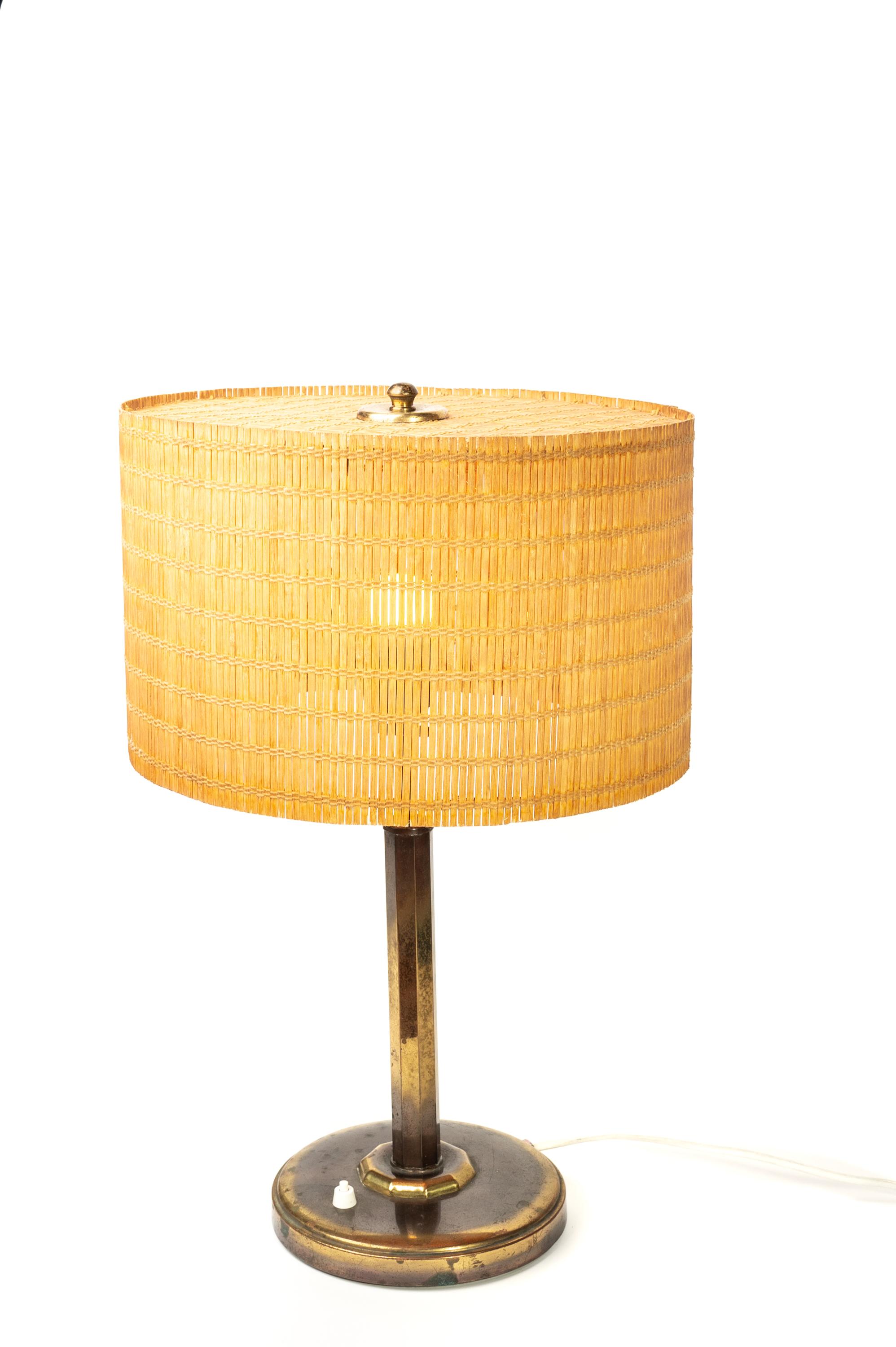 Finlandais Lampe de table finlandaise dans le style Paavo Tynell, abat-jour en Wood et laiton, années 1950 en vente