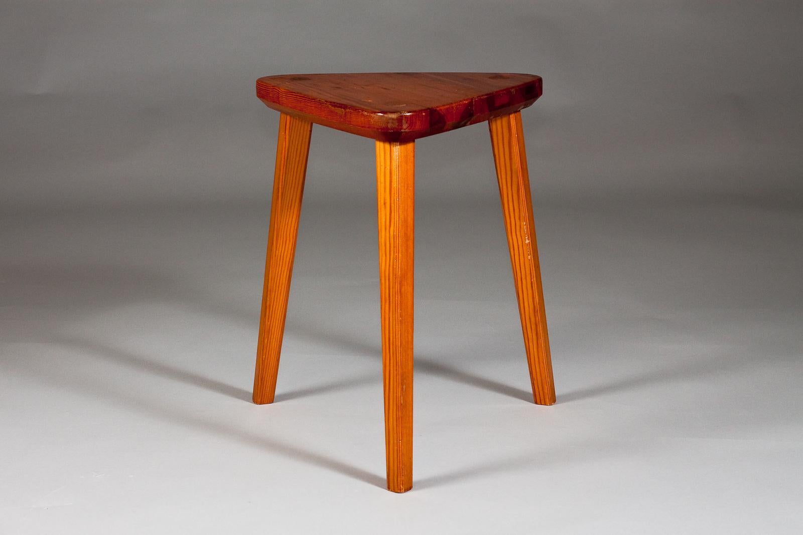Finnish triangular pine wood stool, c. 1950's For Sale 4