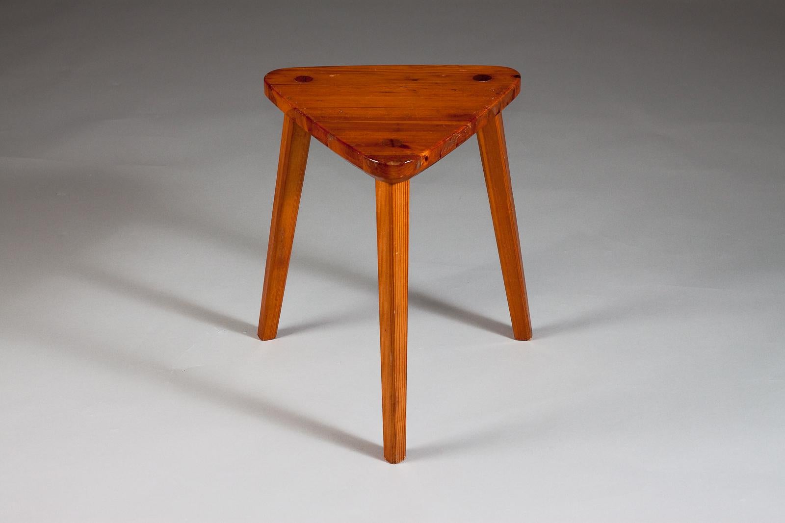 Finnish triangular pine wood stool, c. 1950's In Good Condition For Sale In Turku, Varsinais-Suomi