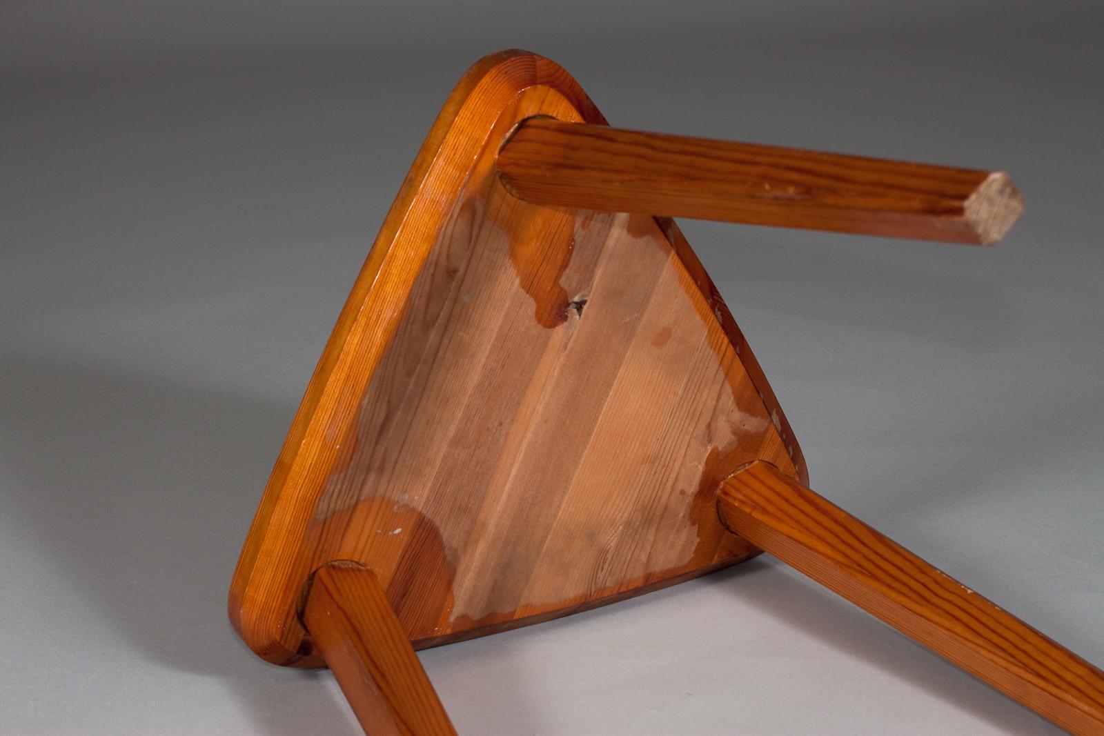 Finnish triangular pine wood stool, c. 1950's For Sale 1