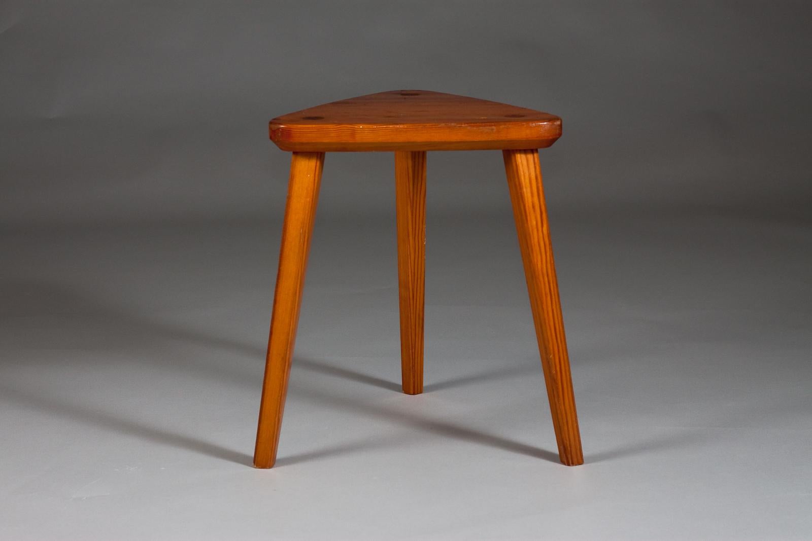 Finnish triangular pine wood stool, c. 1950's For Sale 2