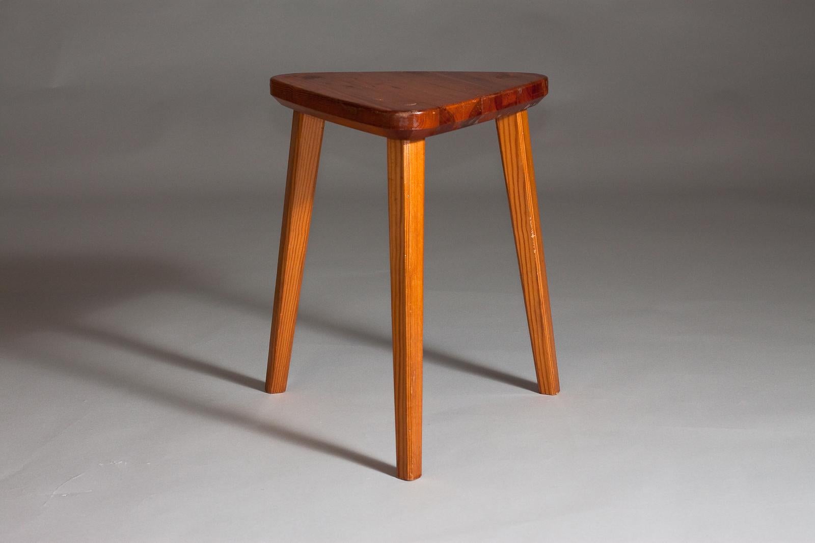 Finnish triangular pine wood stool, c. 1950's For Sale 3